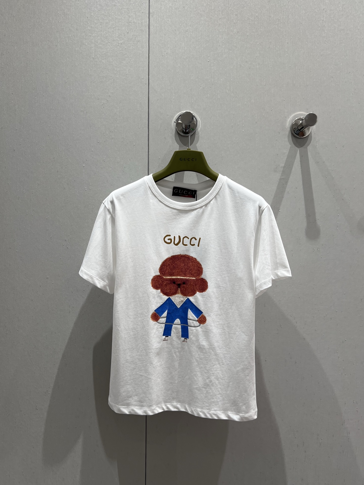 NO:329536,Gucc* 25Ss Spring and Summer New Cartoon Fun Teddy Printed Short-Sleeve T-Shirt丨Exclusive High-Performance Production!  Full of design, clean and refreshing, full of youthful vitality, it's really hard not to love it!  The concave shape is a perfect look. The classic small round neck design is simple and easy to wear. It is eye-catching when walking on the street!  The youthful and energetic feeling is 100% customized fabric with a slight return rate. The texture is super comfortable!  Close your eyes and rush!  S/M/L, gucci, T-shirt,tees, t-shirt,alexander wang19860909Gucc* 25Ss春夏新款 卡通趣味泰迪印花短袖T恤丨独家高版出品！设计感十足 干净又清爽 满满的青春活力 真的狠难不爱啊！凹起造型来妥妥的好看经典的小圆领设计简洁好穿 走在街上吸睛度满分！青春又活力的感觉穿出街回头率百分百定制面料 质感超级舒适！都给我闭眼冲！现货发售S/M/L,,gucci,T-shirt,tees，t-shirt,alexander wang,Women's clothing