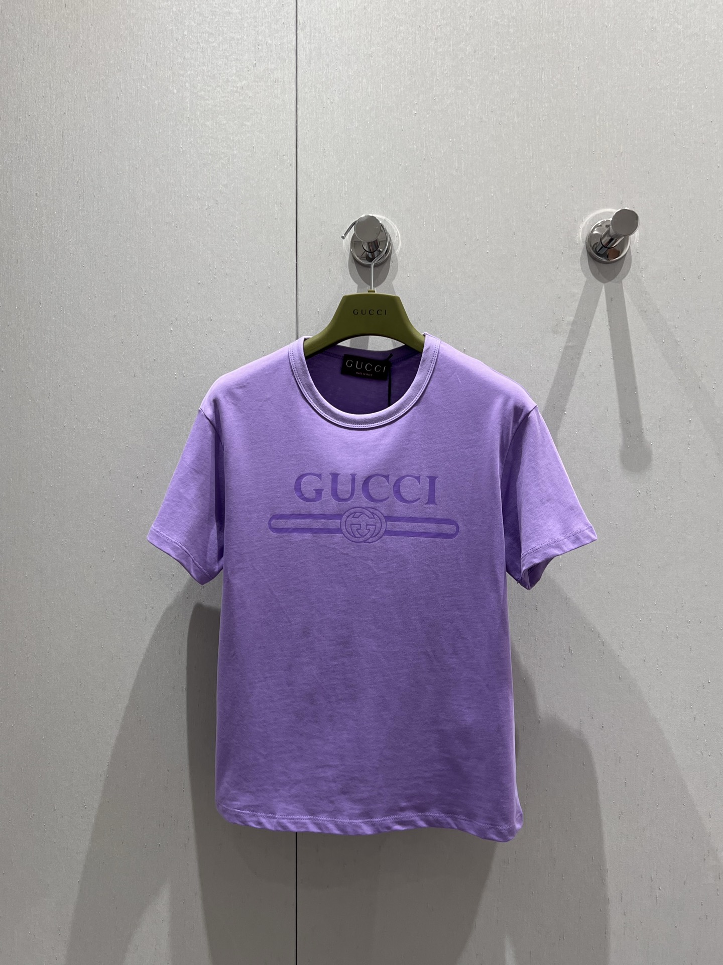NO:329520,Gucc* 25Ss spring and summer new style, classic logo printed round neck short-sleeved T-shirt丨Exclusive high-end production!  Slim short-sleeved T-shirt cut to highlight the brand style Made of gram-weight pure cotton, full of drape and present a slim visual effect YB development The whole garment is restored to lavender purple. The chest uses printing technology and contrasting colors to outline the three-dimensional brand letter logo pattern. The variant font enhances the brand identity. Fashion and high-end feel is instantly presented to create a personalized style. S/M/L, gucci, T-shirt,tees, t-shirt,alexander wang19860909Gucc* 25Ss春夏新款 经典logo印花圆领短袖T恤丨独家高版出品！修身短袖T恤裁剪 凸显品牌格调 采用克重纯棉制成 垂坠感十足 呈现显瘦视觉效果 YB开发 整件成衣还原出薰衣草紫色 胸前利用印花工艺和撞色勾勒出立体风格的品牌字母徽标图案 变体字型加强品牌标识度 时尚高级感立现 打造个性风格 现货发售S/M/L,,gucci,T-shirt,tees，t-shirt,alexander wang,Women's clothing