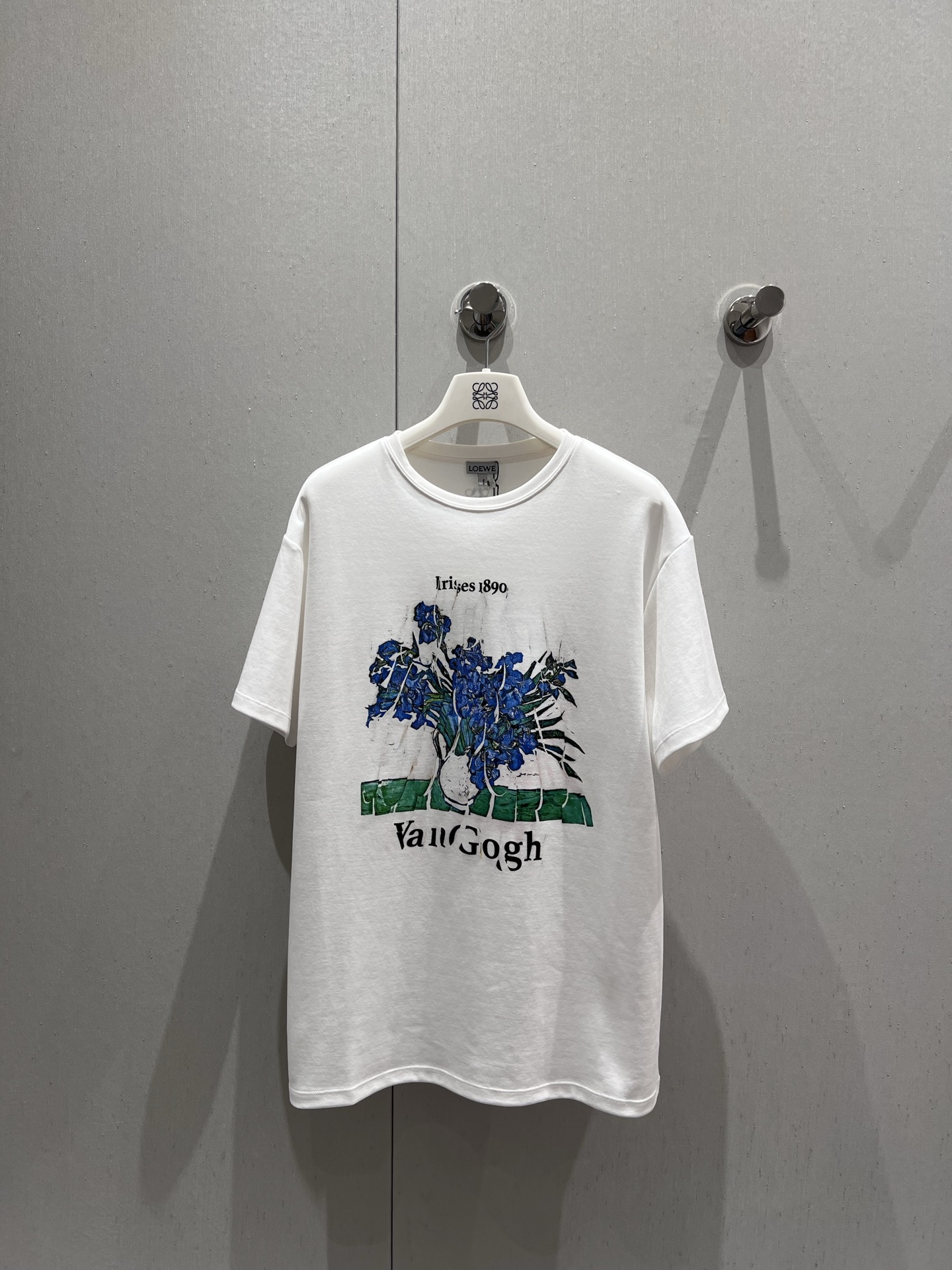 NO:329491,Loew* 25Ss summer new product Van Gogh Iris theme printed short-sleeved T-shirt | Exclusive yb development!  High-end production!  The classic small round neck design is simple and easy to wear, and it attracts a lot of attention when walking on the street!  The youthful and energetic feel is loose and not picky about the figure at all!  It is inclusive and covers the flesh and makes you look thin!  Both appearance and comfort!  Custom fabrics with 100% textures that are super comfortable!  It's a perfect versatile model. I'll close my eyes and rush it!  Loose large version of the same style as men and women, on sale in stock S/M/L, loewe, T-shirt,tees, t-shirt,alexander wang19860909Loew* 25Ss夏季新品 梵高鸢尾花主题印花短袖T恤丨独家yb开发！高版出品！经典的小圆领设计简洁好穿 走在街上吸睛度满分！青春又活力的感觉宽松版型完全不挑身材！包容性好遮肉显瘦！颜值与舒适兼具！穿出街回头率百分百定制面料 质感超级舒适！妥妥的百搭款 都给我闭眼冲！宽松大版男女同款 现货发售 S/M/L,,loewe,T-shirt,tees，t-shirt,alexander wang,Women's clothing