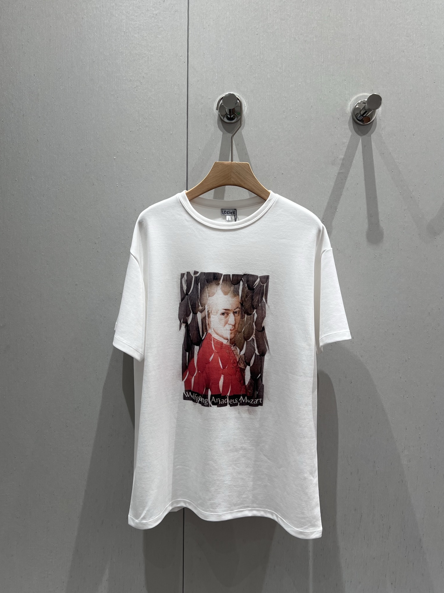 NO:329506,Loew* 25Ss Spring and Summer New Mozart Portrait Print Round Neck Short Sleeve T-shirt | Exclusive yb development!  High-end production!  The stunning collision between fashion and classical This T-shirt is printed in 3D high-frequency printing with a portrait of Mozart, paying tribute to classical music, and it is full of artistic sense!  Oversize style is both male and female, and it is unique in hiding meat. Everything is casual and fashionable. This season's wardrobe C position is the only one, hurry up!  S/M/L, loewe, versace, T-shirt,tees, t-shirt,alexander wang19860909Loew* 25Ss春夏新款 莫扎特肖像印花圆领短袖T恤丨独家yb开发！高版出品！时尚与古典的惊艳碰撞这件T恤用3D高频印刷印着莫扎特肖像,向古典音乐致敬,艺术感爆棚！Oversize版型男女通杀,藏肉一绝,搭啥都随性时髦.这季衣橱C位非它莫属,快冲！ 现货发售 S/M/L,,loewe,versace,T-shirt,tees，t-shirt,alexander wang,Women's clothing