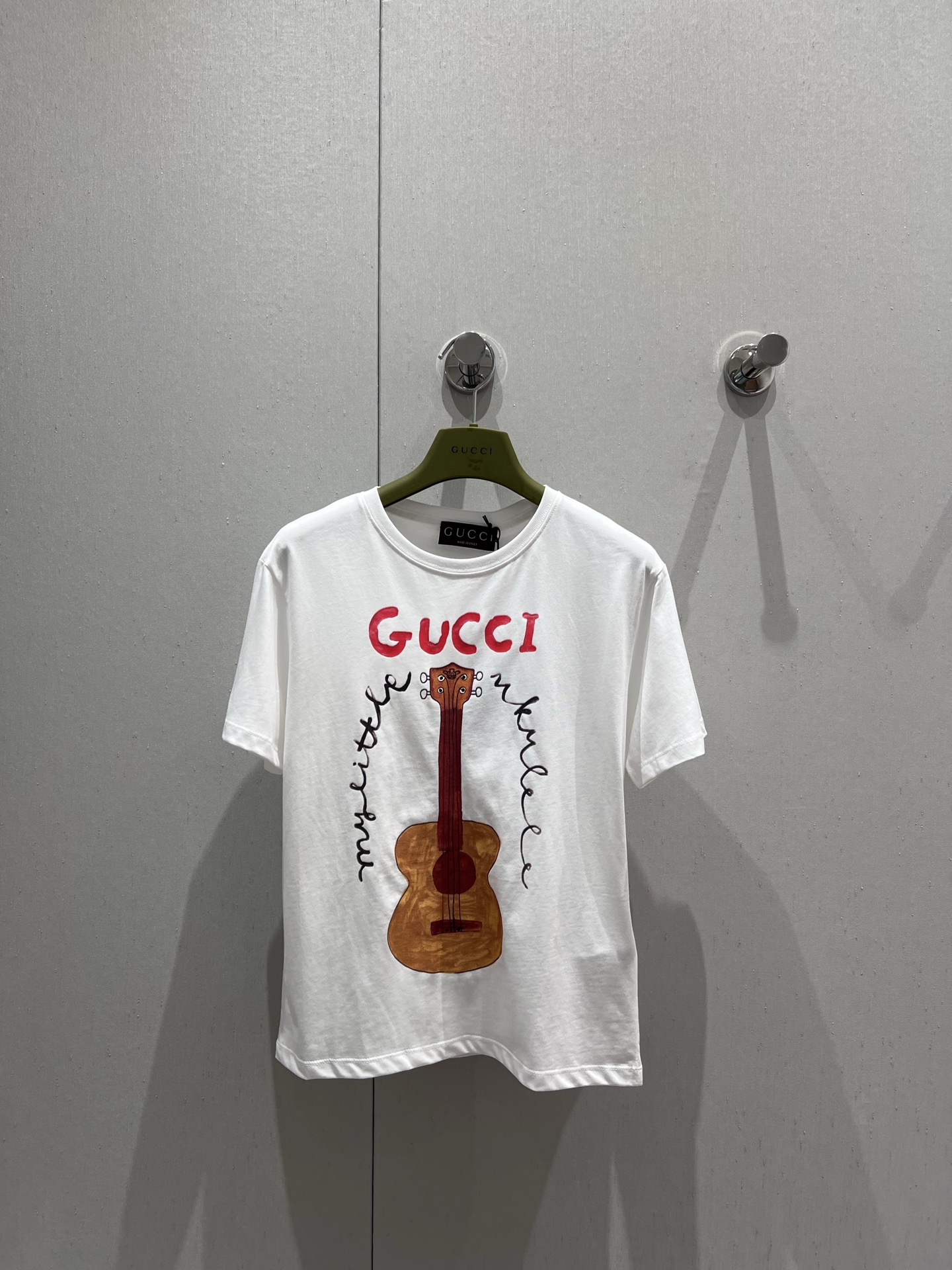 NO:329530,Gucc* 25Ss Spring and Summer New Cartoon Fun Guitar Printed Short-Sleeve T-Shirt丨Exclusive High-Performance Production!  Full of design, clean and refreshing, full of youthful vitality, it's really hard not to love it!  The concave shape is a perfect look. The classic small round neck design is simple and easy to wear. It is eye-catching when walking on the street!  The youthful and energetic feeling is 100% customized fabric with a slight return rate. The texture is super comfortable!  Close your eyes and rush!  S/M/L, gucci, T-shirt,tees, t-shirt,alexander wang19860909Gucc* 25Ss春夏新款 卡通趣味吉他印花短袖T恤丨独家高版出品！设计感十足 干净又清爽 满满的青春活力 真的狠难不爱啊！凹起造型来妥妥的好看经典的小圆领设计简洁好穿 走在街上吸睛度满分！青春又活力的感觉穿出街回头率百分百定制面料 质感超级舒适！都给我闭眼冲！现货发售S/M/L,,gucci,T-shirt,tees，t-shirt,alexander wang,Women's clothing
