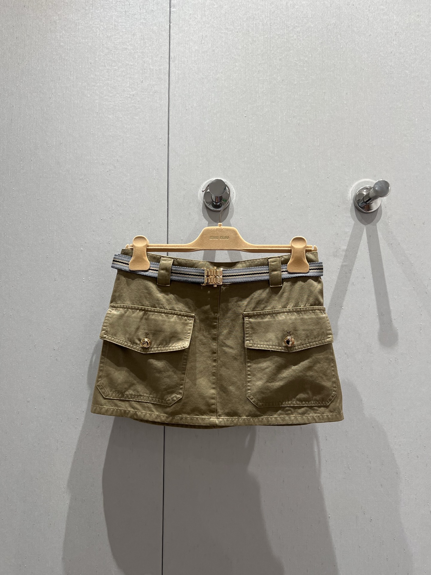 NO:329514,Miumi* 25Ss spring and summer new style intellectual molecule lapel workwear miniskirt | Exclusive yb development!  High-end production!  The metal buckle belt is distributed, and the mountain work pocket design is sweet and cool, and the age-reducing outfit is handsome and fashionable. The low-waisted style is not picky about people, making the upper body look slim!  The texture of the solid dyeing and washing water pure cotton Oxford fabric is excellent!  Three-dimensional tailoring technology, perfect workmanship quality depends on details!  S/M/L, miumiu, skirts, alexander wang19860909Miumi* 25Ss春夏新款 知性分子翻领工装超短半裙丨独家yb开发！高版出品！配送金属扣腰带,山系工装口袋设计,甜酷兼备减龄穿搭.金属扣装饰帅气又时髦.低腰版型不挑人上身巨显瘦！定染洗水纯棉牛津布面料质感超赞！立体剪裁工艺,完美做工品质看细节！现货发售 S/M/L,,miumiu,skirts,alexander wang,Women's clothing