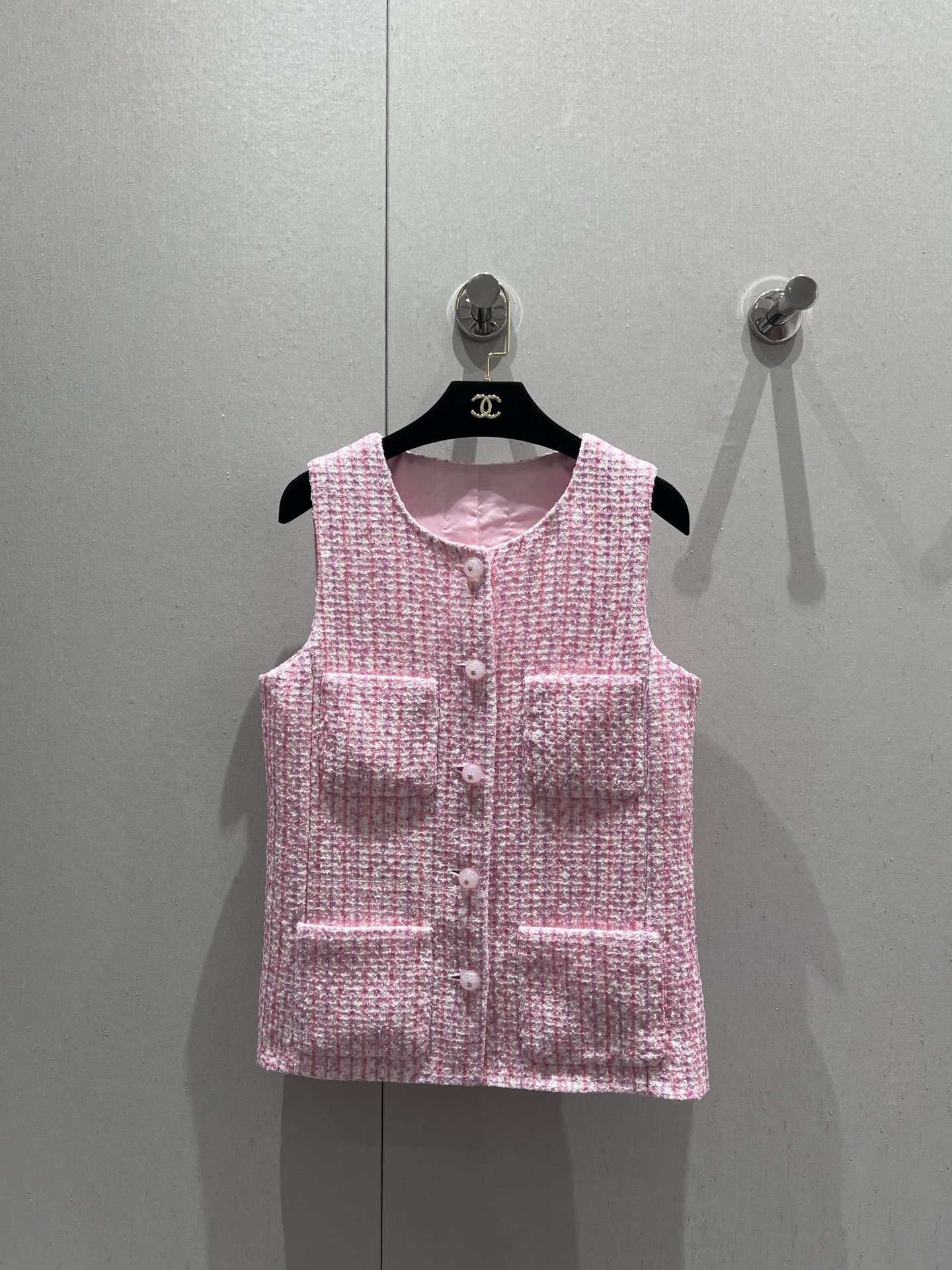 NO:329534,Chane* 25p spring and summer new style, early spring cherry blossom powder pocket coarse flower nymph | Exclusive high-end production!  The most beautiful color system~ the artifact of adding points to the concave shape~ the upper body is crisp and stylish. Single outfits with shirts and T-shirts are also very high-end, perfect workmanship and quality, depending on the details!  S/M/L, chanel,shirts,tees,t-shirt,alexander wang19860909Chane* 25p春夏新款 早春樱花粉口袋粗花尼马甲丨独家高版出品！最美色系～凹造型加分神器～上身挺括有型 单穿搭配衬衫T恤也都是很高级的感觉完美做工品质看细节！现货发售S/M/L,,chanel,shirts,tees，t-shirt,alexander wang,Women's clothing