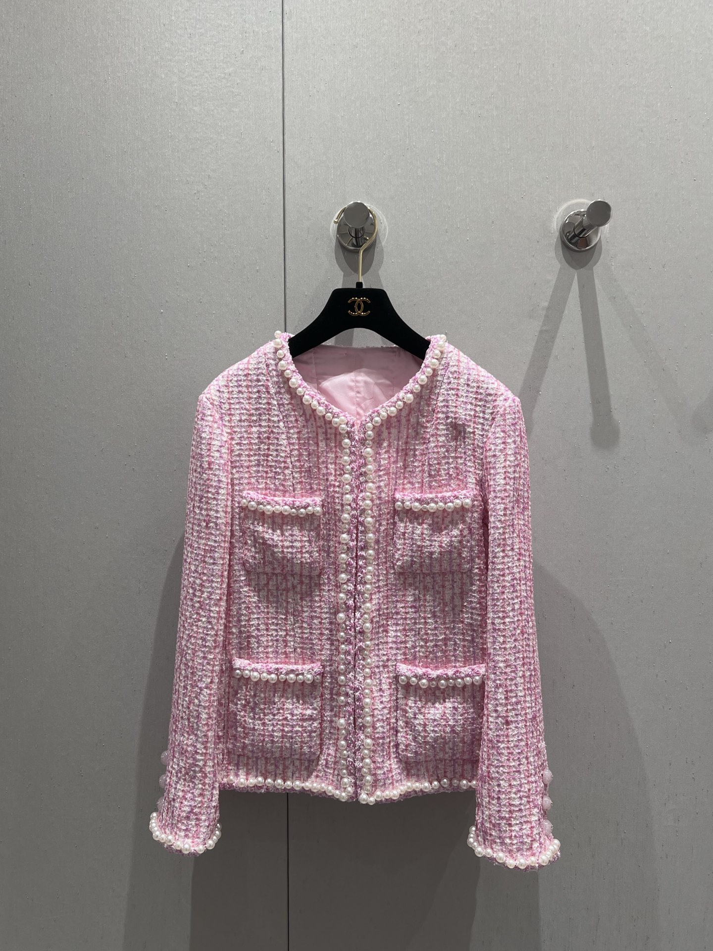 NO:329529,Chane* 25P spring and summer new style, heavy industry pearl dress, thick flower nickname jacket | Exclusive yb development!  High-end production!  High-quality texture, full of quality, straight shoulder padded dress jacket cut, making it look slender and upright. The collar extends to the front and hem cuffs and is decorated with three-dimensional edges, echoing the edges of the pockets, embellishing shining smooth pearls. Combined with delicate pink silver silk spinning and sequins, textures are woven throughout the body. The celebrity style stands out, perfectly interprets the elegant and rich sense of the soul, intellectual and gentle. The best choice for formal occasions. On-site sale S/M/L,,chanel, jackets & coats,alexander wang19860909Chane* 25P春夏新款 重工珍珠洋装粗花尼外套丨独家yb开发！高版出品！质感高级 品相十足 正肩垫肩洋装外套剪裁 更显身姿纤细挺拔 领口延伸至前襟和下摆袖口以立体捆边装饰 与口袋边缘呼应 点缀闪耀光滑珍珠 配合细腻的粉白银丝轻纺纱和亮片交织出纹理满铺于全身 名媛格调立显 完美演绎优雅千金感 知性温柔 出席正式场合的不二之选 现货发售 S/M/L,,chanel,jackets & coats,alexander wang,Women's clothing