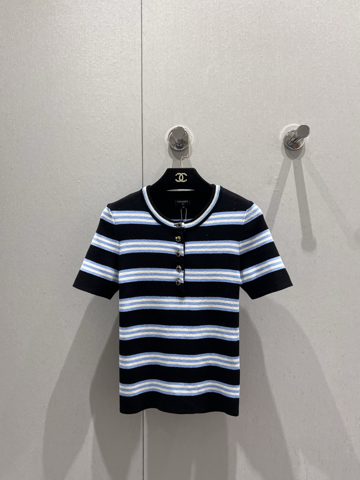 NO:329502,Chane* 25Ss spring and summer new style round neck button contrasting striped short-sleeved knitted top丨Exclusive high-end production!  Striped elements create a classic and retro fashionable look. Top buttons create visual highlights. They can be used with pants or skirts for daily commuting or leisure vacation. Recommended hot products. S/M/L, chanel, skirts, T-shirt, alexander wang19860909Chane* 25Ss春夏新款 圆领纽扣撞色条纹短袖针织上衣丨独家高版出品！条纹元素打造经典又复古时髦造型 上衣纽扣打造视觉亮点,搭配裤装或者裙子不管是日常通勤还是休闲度假 都能驾驭 爆款推荐 现货发售 S/M/L,,chanel,skirts,T-shirt,alexander wang,Women's clothing