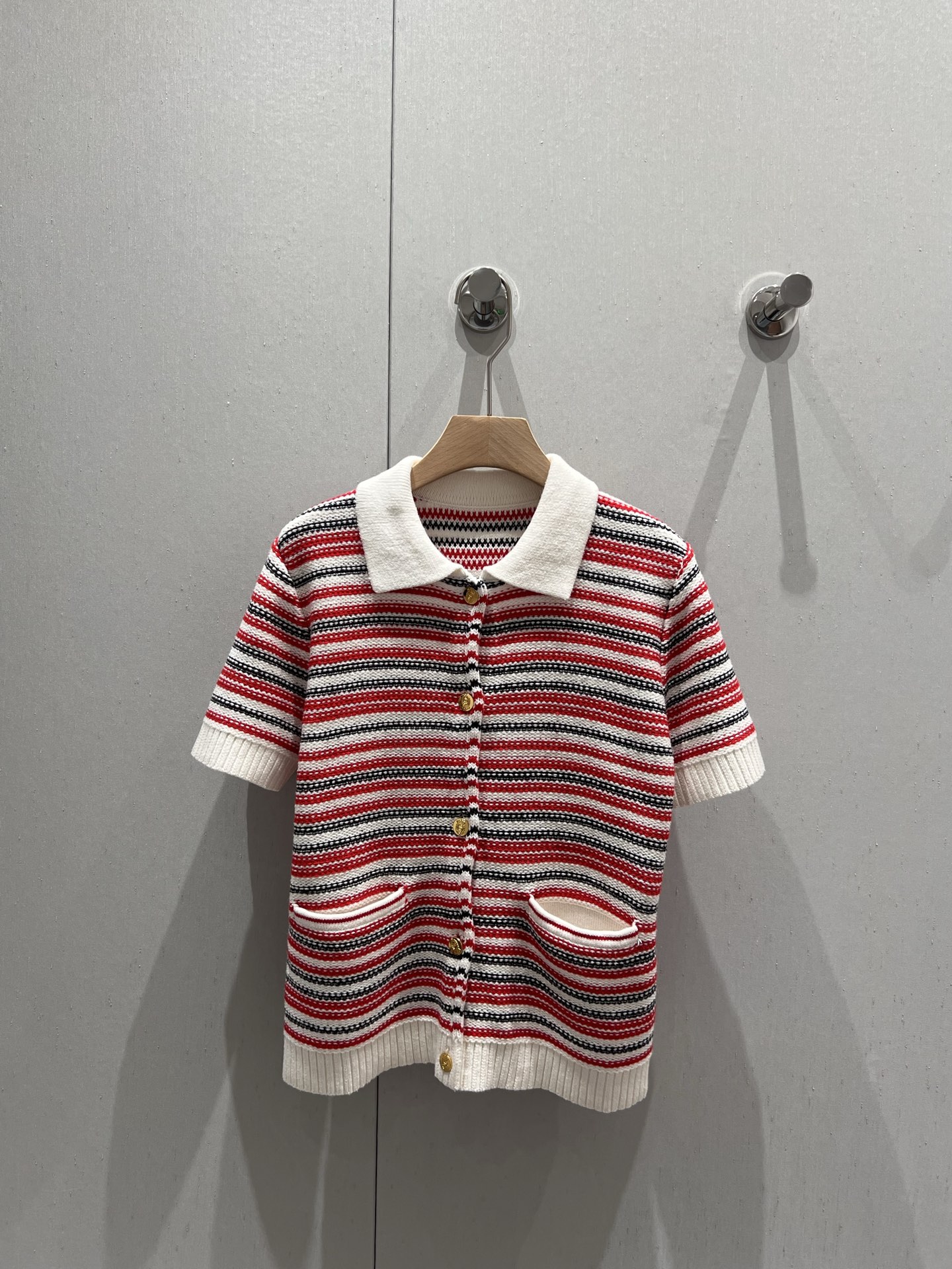 NO:329523,Gucc* 25Ss Spring and Summer New Style Retro Black, White and Red Color-matched Knitted Short-Sleeved Cardigan Top丨Exclusive High-Performance!  French court style Swiss weaving technology with extra long loom time!  YB imported yarn has soft, delicate, breathable and comfortable texture, three-dimensional and stylish upper body, huge and beautiful!  Highly recommend a set of matching!  The classic double pocket loose fit is extremely versatile!  Trendy and high-end!  It is versatile and slim and tall!  Details are in full and perfect workmanship quality. S/M/L, gucci, T-shirt, alexander wang19860909Gucc* 25Ss春夏新款 复古黑白红配色针织短袖开衫上衣丨独家高版出品！法式宫廷风瑞士机织勾织工艺超长织机时间！YB进口纱线质感柔软细腻透气舒适,质感立体有型上身巨好看！强烈推荐一套搭配！经典双口袋宽松版型百搭绝绝子！时髦又高级！百搭不挑人显瘦又高挑！细节全面到位完美做工品质.现货发售 S/M/L,,gucci,T-shirt,alexander wang,Women's clothing