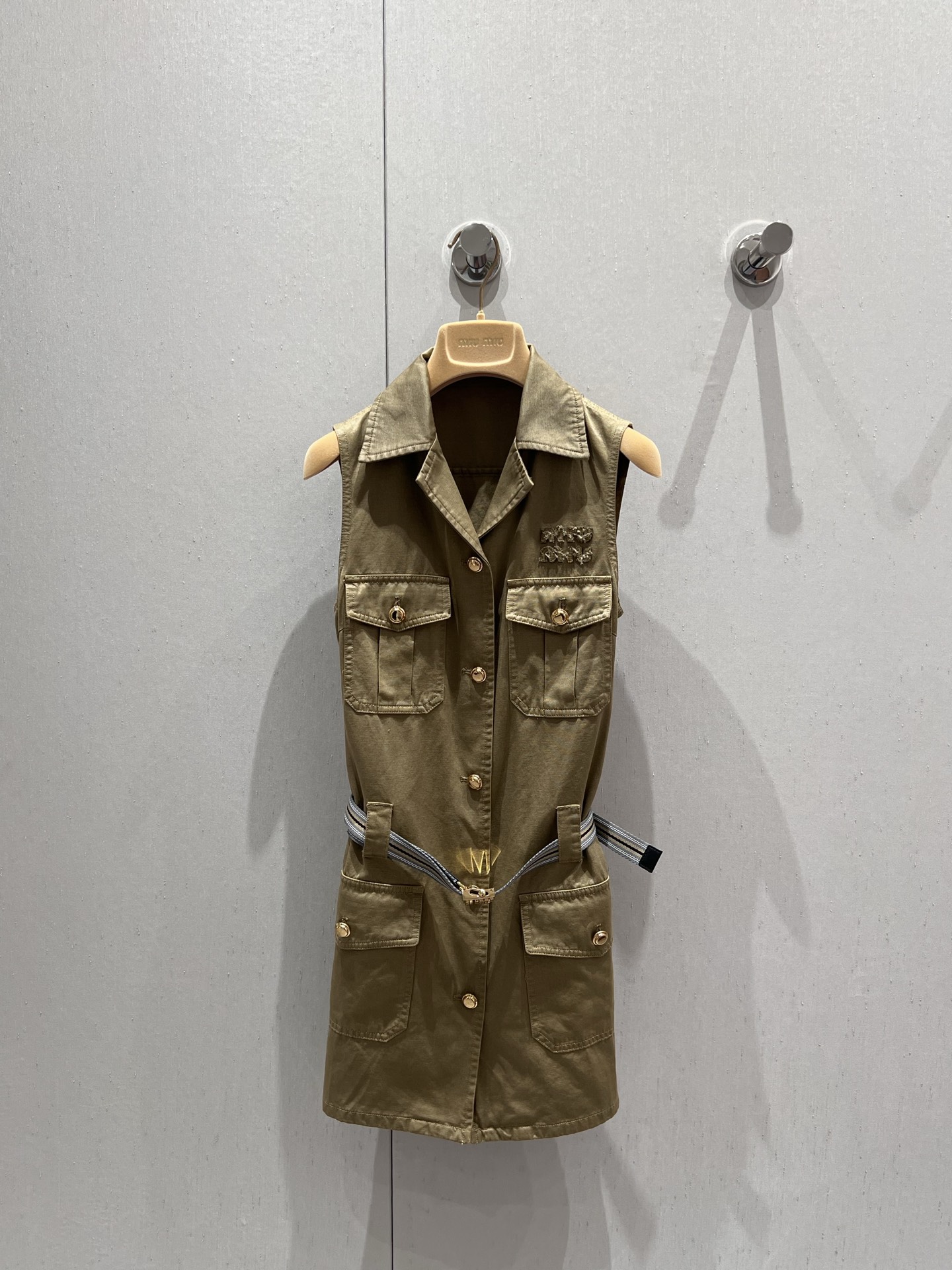 NO:329535,Miumi* 25Ss spring and summer new style intellectual molecule lapel work vest dress | Exclusive yb development!  High-end production!  Mountain work pocket design, sweet and cool, and age-reducing outfit. The metal buckle decoration is handsome and fashionable. The metal buckle belt is distributed, and the style is not picky for people, making the upper body look slim!  The texture of the solid dyeing and washing water pure cotton Oxford fabric is excellent!  Three-dimensional tailoring technology, perfect workmanship quality depends on details!  S/M/L, miumiu, skirts, alexander wang19860909Miumi* 25Ss春夏新款 知性分子翻领工装背心连衣裙丨独家yb开发！高版出品！山系工装口袋设计,甜酷兼备减龄穿搭.金属扣装饰帅气又时髦.配送金属扣腰带,版型不挑人上身巨显瘦！定染洗水纯棉牛津布面料质感超赞！立体剪裁工艺,完美做工品质看细节！现货发售 S/M/L,,miumiu,skirts,alexander wang,Women's clothing