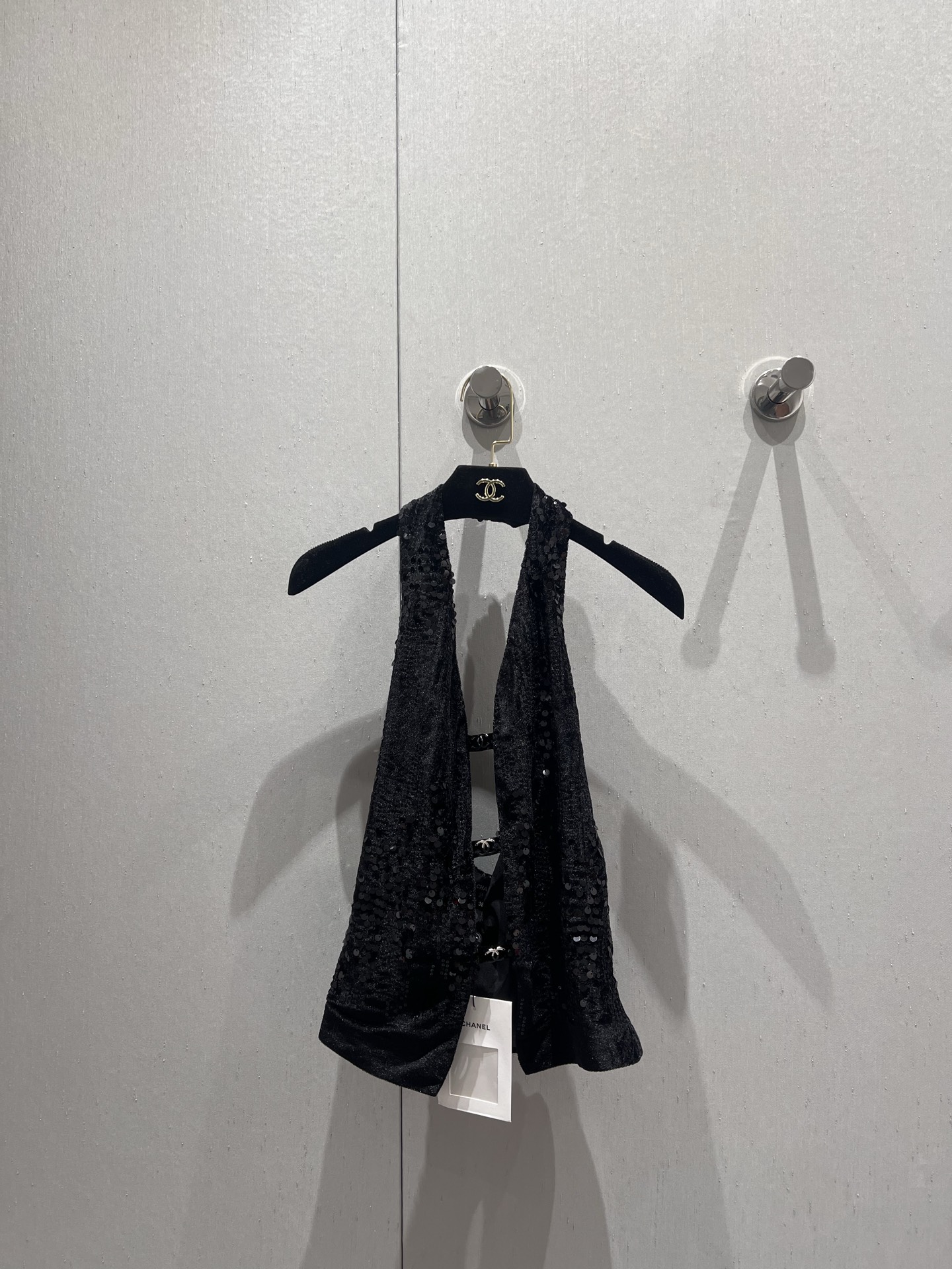 NO:329515,Chane* 25Ss spring and summer new style, sequin velvet hollow neck vest丨Exclusive high-end production!  A unique little vest with a sense of design is here!  Hot Girls GIRL must-have item!  Exclusive design: The upper body looks huge and slim, and the secondary breasts are also awesome!  Really nice!  Fashionable and exquisite, simple and versatile. It looks great with high-waisted pants/skirts. It looks good if you have a casual look~ The upper body is comfortable and comfortable. Customized ultra-thin velvet comfortable fabric!  S/M/L, Chanel, skirts, alexander wang19860909Chane* 25Ss春夏新款 亮片丝绒镂空挂脖小背心丨独家高版出品！独特具有设计感的小背心来啦！辣妹GIRL必入单品！独家的设计 上身巨显瘦,遮副乳也是绝绝子！真的非常nice！时髦精致 简约百搭 搭配高腰裤/裙 随便凹个造型就很好看呢~上身服贴 舒服又自在 定制超薄丝绒舒适面料！现货发售S/M/L,,chanel,skirts,alexander wang,Women's clothing