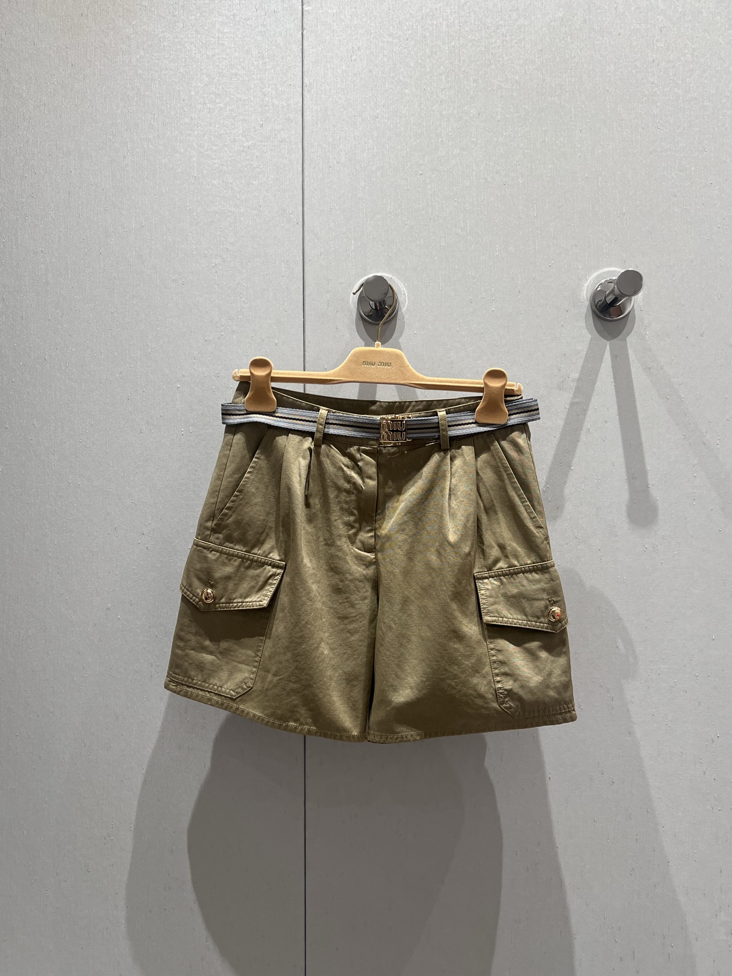 NO:329525,Miumi* 25Ss spring and summer new style intellectual molecule lapel work shorts | exclusive yb development!  High-end production!  Delivery metal buckle belt, mountain work pocket design, sweet and cool, and age-reducing outfit. The metal buckle decoration is handsome and fashionable. The mid-low waist style is not picky for people, and it looks slim with huge upper body!  The texture of the solid dyeing and washing water pure cotton Oxford fabric is excellent!  Three-dimensional tailoring technology, perfect workmanship quality depends on details!  S/M/L, miumiu, shorts, alexander wang19860909Miumi* 25Ss春夏新款 知性分子翻领工装短裤丨独家yb开发！高版出品！配送金属扣腰带,山系工装口袋设计,甜酷兼备减龄穿搭.金属扣装饰帅气又时髦.中低腰版型不挑人上身巨显瘦！定染洗水纯棉牛津布面料质感超赞！立体剪裁工艺,完美做工品质看细节！现货发售 S/M/L,,miumiu,shorts,alexander wang,Women's clothing