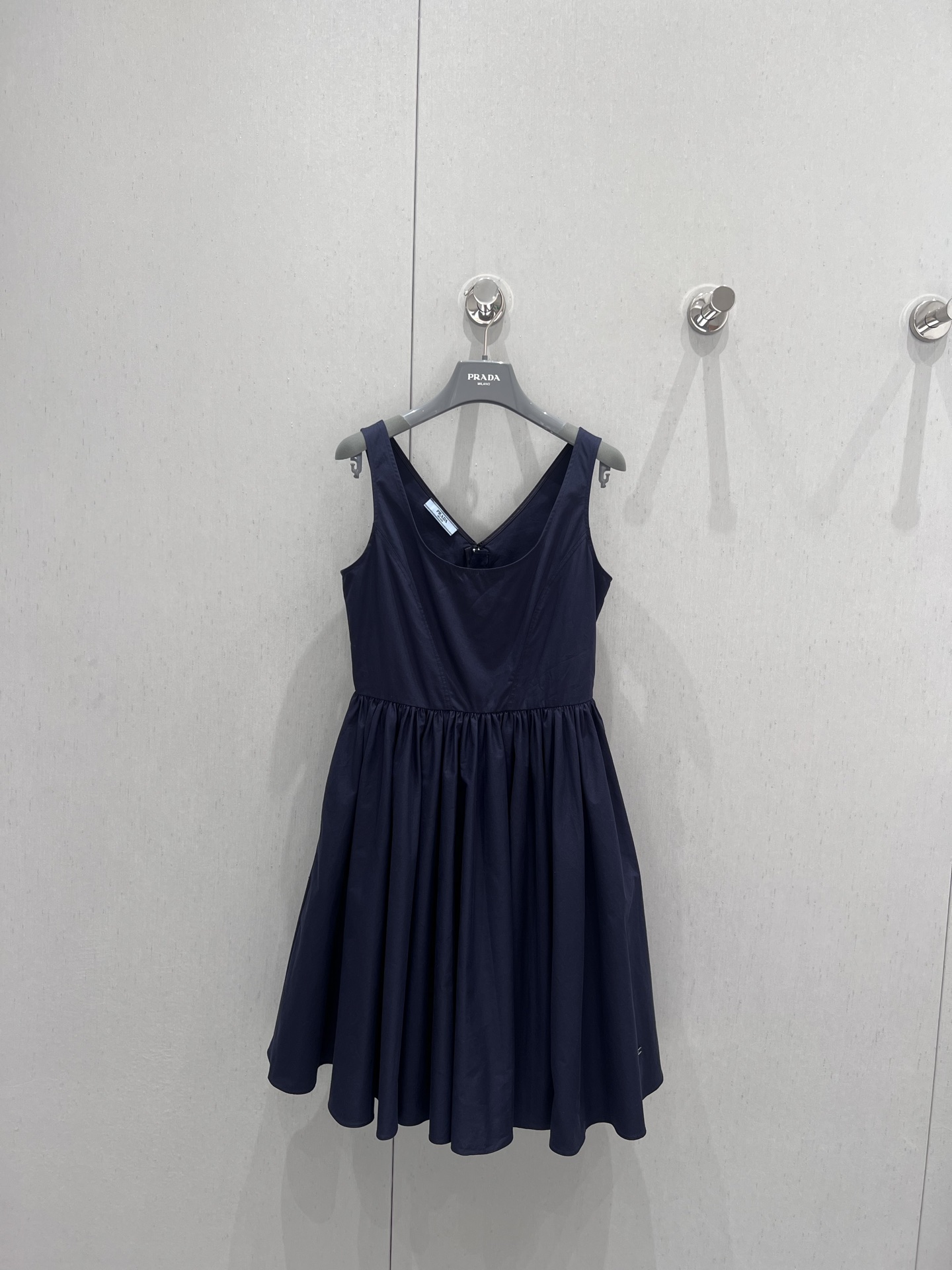 NO:333747,Support replacement Pr*da 25Ss spring and summer new style, fashionable and versatile sleeveless suspender dress | Exclusive yb development!  High-end production!  Classic brand letter labeling shows luxury while being elegant. Single-wearing and layering highlight the taste of high-end celebrities. The first choice for dressing with stylish and stylish four seasons. White and rich beauty. Customized surface accessories. Inner bundled strips. Real details of S/M/L for sale. Skirts, alexander wang.19860909支持换款 Pr*da 25Ss春夏新款 时尚百搭无袖吊带连衣裙丨独家yb开发！高版出品！经典品牌字母贴标 尽显奢华的同时不失雅致 单穿叠搭都 突出高级名媛品味 四季气质时髦精的穿搭首选 白富美标配 定制面辅料 内里捆条包边 现货发售S/M/L实拍细节图,,skirts,alexander wang,Women's clothing