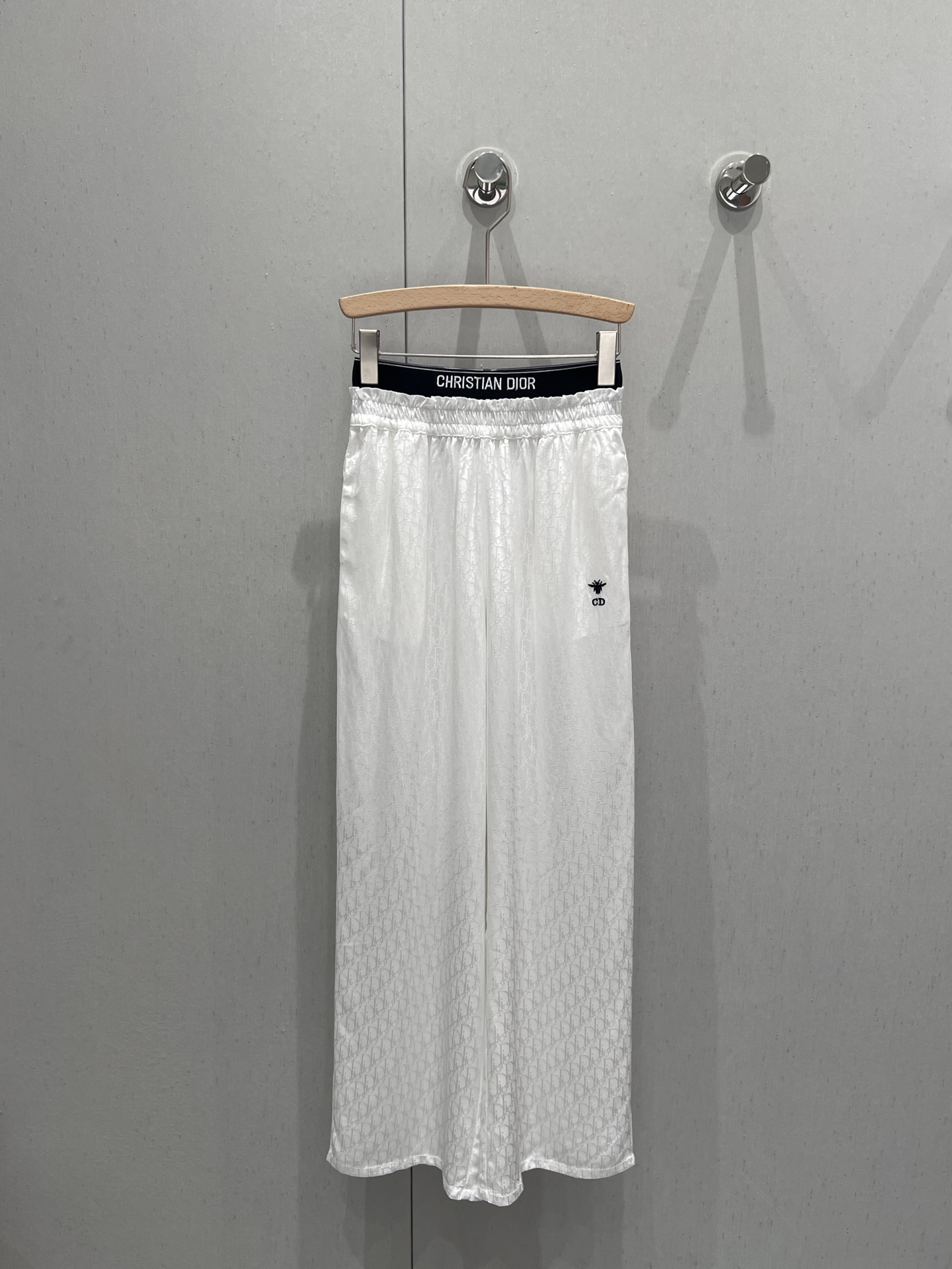 NO:328154,Dio* 25Ss spring and summer new style, letter jacquard contrasting rubber waist casual trousers | Exclusive high-end production!  It’s really hard not to make people feel moved by the gentle and easy-to-wear pants!  The trousers are high-waisted, wide-leg straight-leg style, with high inclusive design and very good draping. When worn, they feel fluttering and long legs are 1.8 meters tall, and they look fluttering and slimming when walking. They become paper people in seconds. They are beautiful when they match them casually!  Everyday combination is OK!  Easy to grasp the lazy and casual temperament. It uses thin, soft and glutinous thin strip fabrics that are super comfortable, refreshing and non-stick. It is also simple, high-end and tasteful in summer!  Sisters, just feel at ease!  S/M/L,dior,alexander wang19860909Dio* 25Ss春夏新款 字母提花撞色橡筋腰休闲长裤丨独家高版出品！贼温柔又好穿的裤子真的很难不让人心动哇！长裤属于高腰阔腿直筒版型 设计包容性大 垂感非常好 穿上就是一米八大长腿即视感飘飘荡荡走路都带风太显瘦了 秒变纸片人 随意搭配美的嘞！日常无论搭配都很OK！轻轻松松拿捏慵懒随意气质 采用轻薄软糯的细条面料超级舒适 清爽不粘身 夏天穿也是完全没有问题的简单高级又有品味！姐妹们 放心入就对了！现货发售S/M/L,,dior,alexander wang,Women's clothing