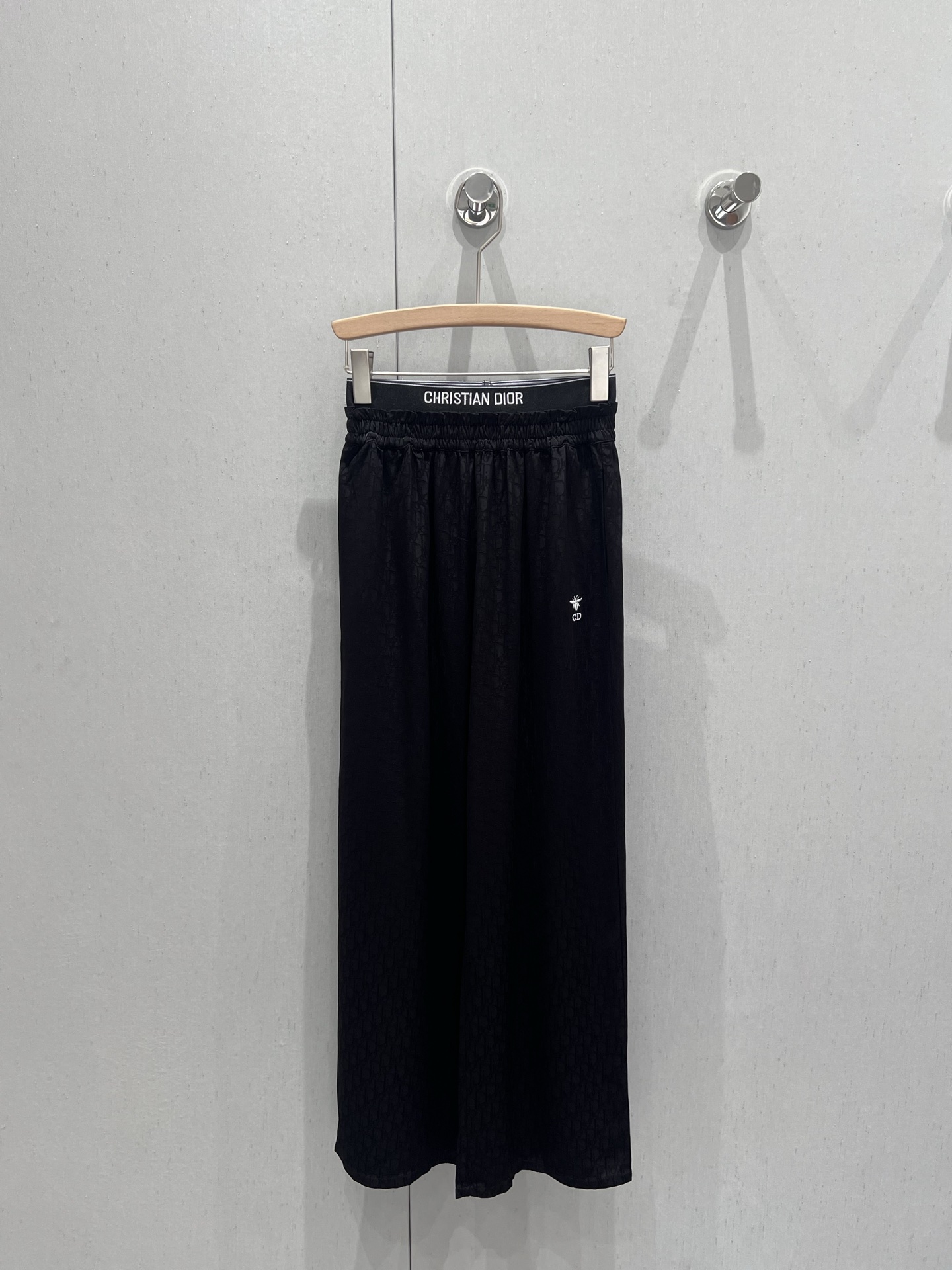 NO:328157,Dio* 25Ss spring and summer new style, letter jacquard contrasting rubber waist casual trousers | Exclusive high-end production!  It’s really hard not to make people feel moved by the gentle and easy-to-wear pants!  The trousers are high-waisted, wide-leg straight-leg style, with high inclusive design and very good draping. When worn, they feel fluttering and long legs are 1.8 meters tall, and they look fluttering and slimming when walking. They become paper people in seconds. They are beautiful when they match them casually!  Everyday combination is OK!  Easy to grasp the lazy and casual temperament. It uses thin, soft and glutinous thin strip fabrics that are super comfortable, refreshing and non-stick. It is also simple, high-end and tasteful in summer!  Sisters, just feel at ease!  S/M/L,dior,alexander wang19860909Dio* 25Ss春夏新款 字母提花撞色橡筋腰休闲长裤丨独家高版出品！贼温柔又好穿的裤子真的很难不让人心动哇！长裤属于高腰阔腿直筒版型 设计包容性大 垂感非常好 穿上就是一米八大长腿即视感飘飘荡荡走路都带风太显瘦了 秒变纸片人 随意搭配美的嘞！日常无论搭配都很OK！轻轻松松拿捏慵懒随意气质 采用轻薄软糯的细条面料超级舒适 清爽不粘身 夏天穿也是完全没有问题的简单高级又有品味！姐妹们 放心入就对了！现货发售S/M/L,,dior,alexander wang,Women's clothing