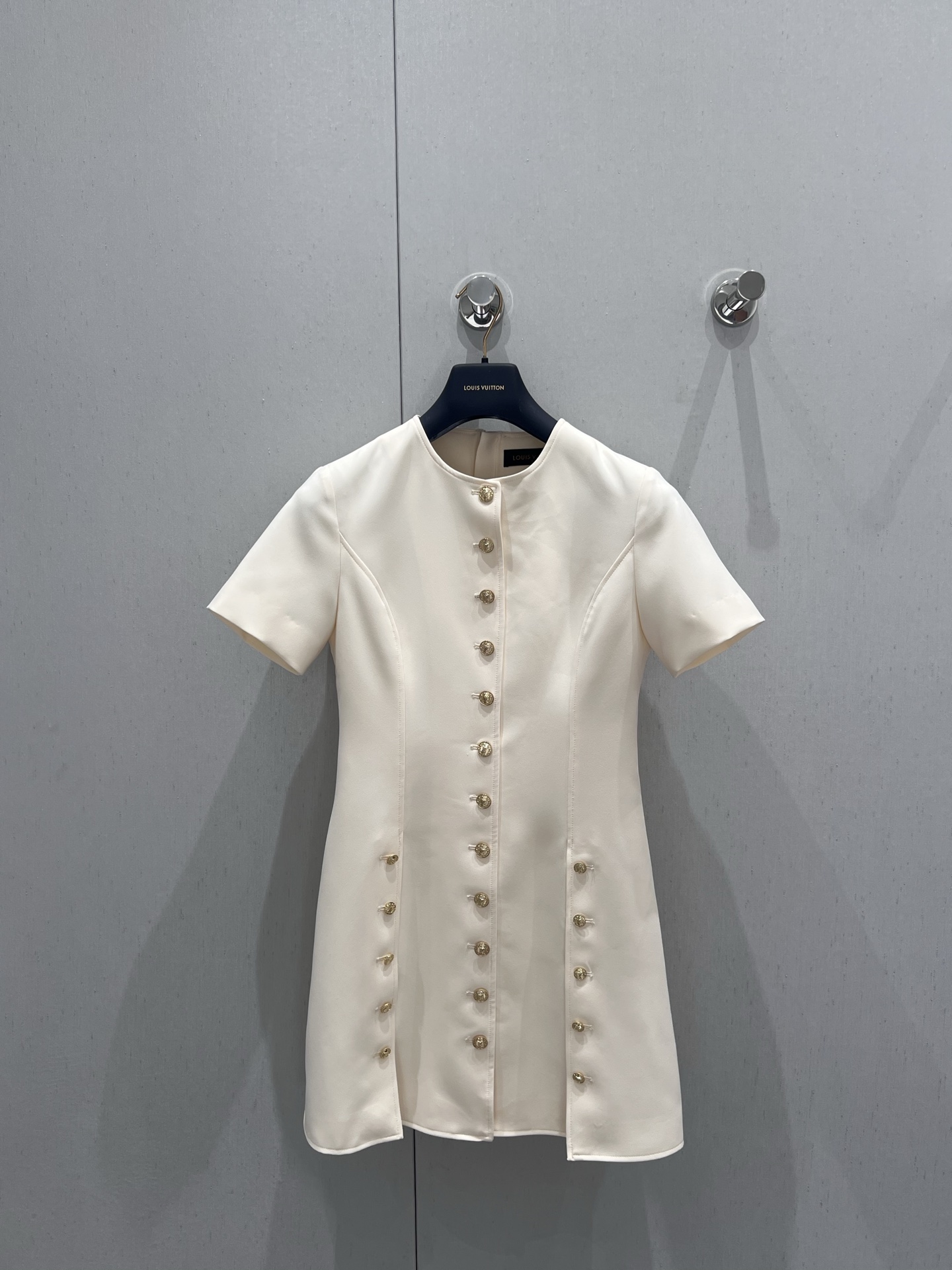 NO:328842,Louis vuittin*25 spring and summer new logo gold button decorative short-sleeved dress丨Exclusive high-end production!  French simple and exquisite temperament and breasted design, waist-hugging, logo hardware buckle decoration, cool and handsome, exquisite and stylish, upper body can be sweet and cool, super cover flesh and slimming, temperament items that can be easily controlled in any occasion, S/M/L real-life details pictures on sale, louis vuitton, skirts, T-shirt, alexander wang19860909Louis vuittin*25春夏新款 logo金扣装饰短袖连衣裙丨独家高版出品！法式简约精致气质排扣设计 收腰显瘦 logo五金扣饰装饰 酷帅感拉满 精致有型 上身可甜可酷 超级遮肉显瘦 任何场合都轻松驾驭的气质单品 现货发售S/M/L实拍细节图,,louis vuitton,skirts,T-shirt,alexander wang,Women's clothing