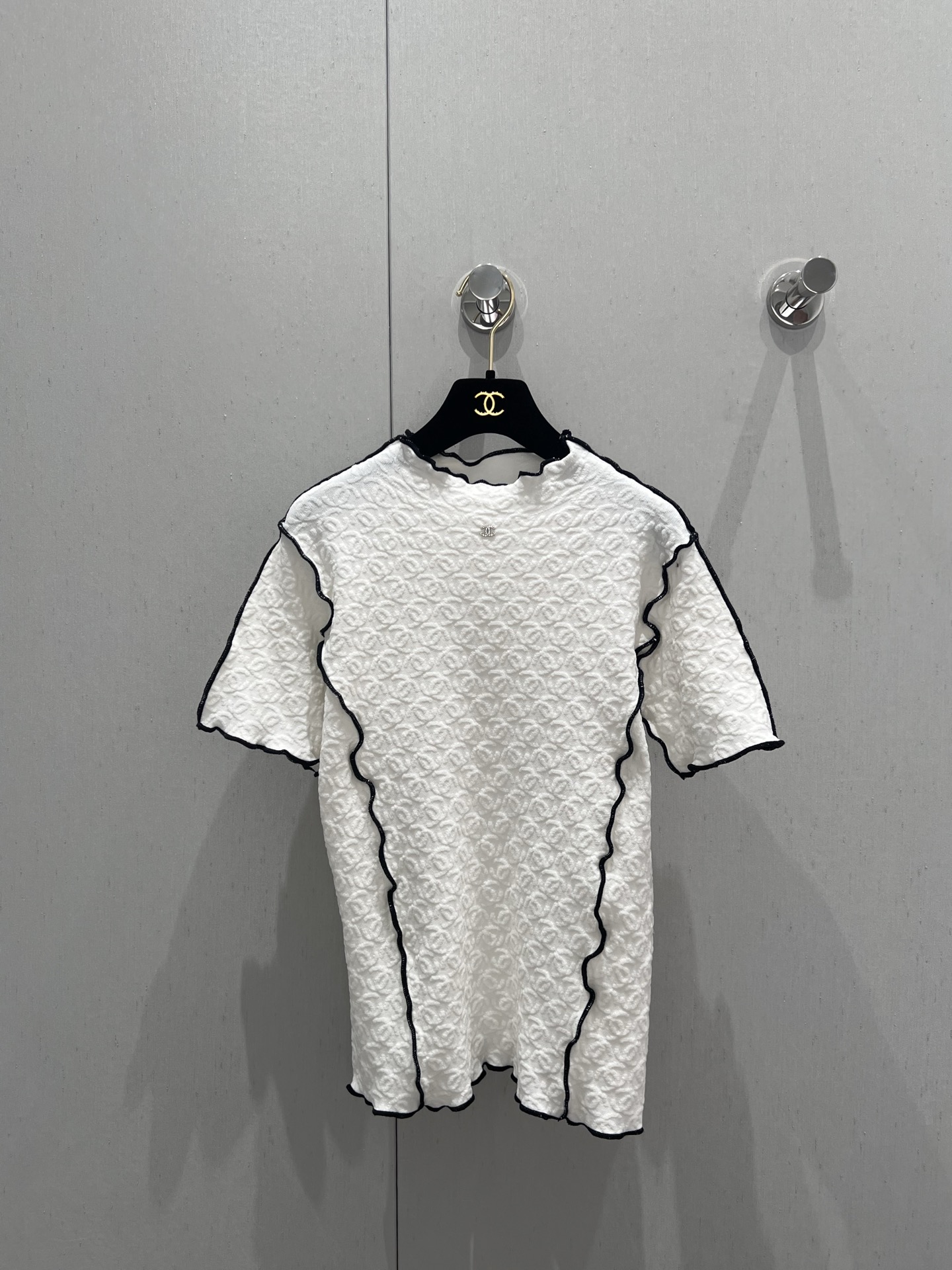 NO:329777,A new spring and summer style of Chane* 25s jacquard slim knitted top | Exclusive high-end production!  Contrasting color lace half-high neck design is versatile and age-reducing and fashionable!  Swiss machine 18-pin craft imported yarn has delicate texture and comfortable texture!  The full double C jacquard craftsmanship makes the age-reducing girl's slim fit and not picky on others' upper body to make her look slim!  S/M/L, Chanel, alexander wang19860909批Chane* 25s春夏新款 提花修身针织上衣丨独家高版出品！撞色花边半高领设计百搭减龄又时髦！瑞士机18针工艺进口纱线质感细腻舒适！满幅双C提花工艺,减龄少女穿搭修身版型不挑人上身巨显瘦！现货发售S/M/L,,chanel,alexander wang,Women's clothing