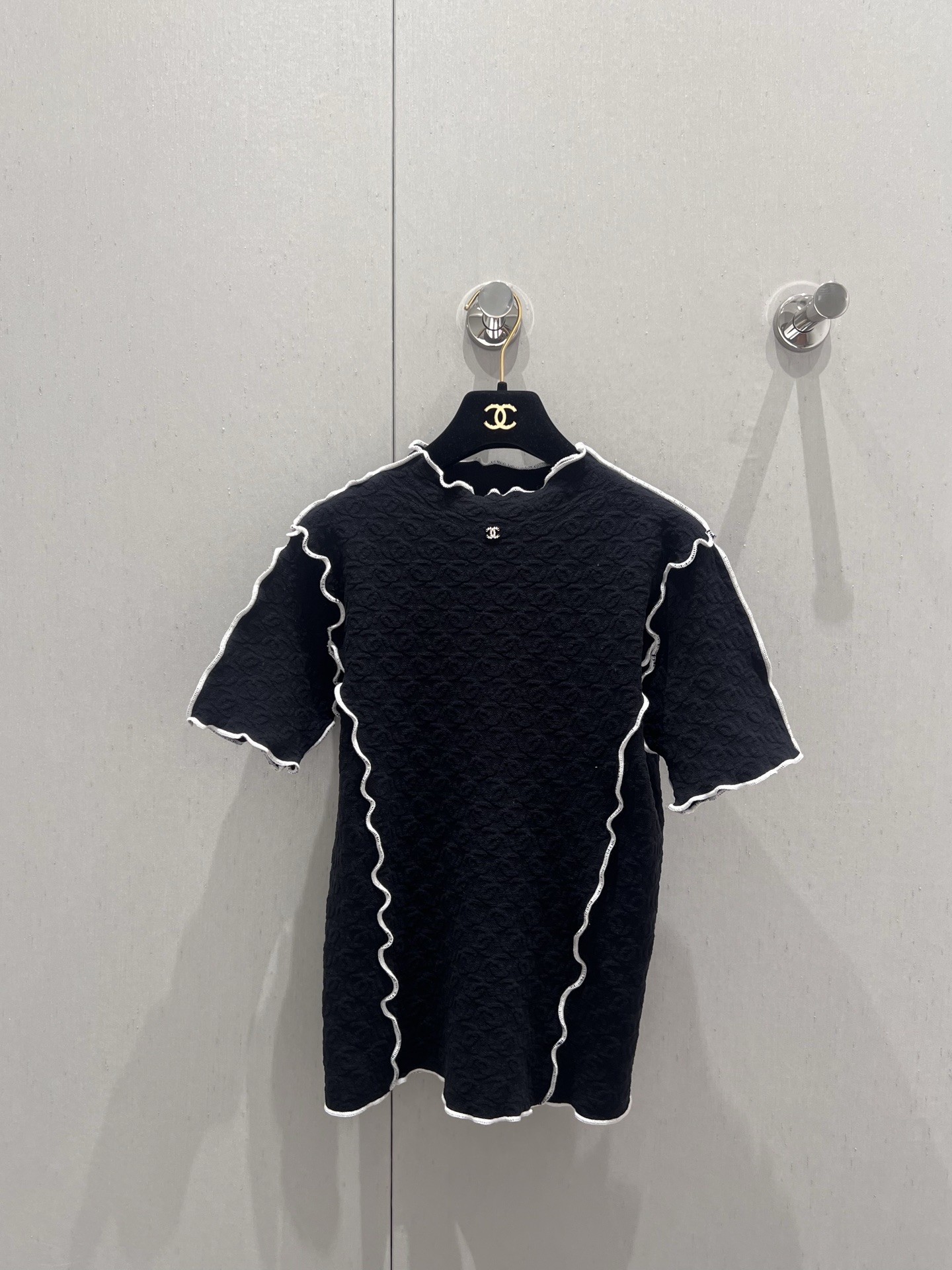 NO:329780,A new spring and summer style of Chane* 25s jacquard slim knitted top | Exclusive high-end production!  Contrasting color lace half-high neck design is versatile and age-reducing and fashionable!  Swiss machine 18-pin craft imported yarn has delicate texture and comfortable texture!  The full double C jacquard craftsmanship makes the age-reducing girl's slim fit and not picky on others' upper body to make her look slim!  S/M/L, Chanel, alexander wang19860909批 Chane* 25s春夏新款 提花修身针织上衣丨独家高版出品！撞色花边半高领设计百搭减龄又时髦！瑞士机18针工艺进口纱线质感细腻舒适！满幅双C提花工艺,减龄少女穿搭修身版型不挑人上身巨显瘦！现货发售S/M/L,,chanel,alexander wang,Women's clothing