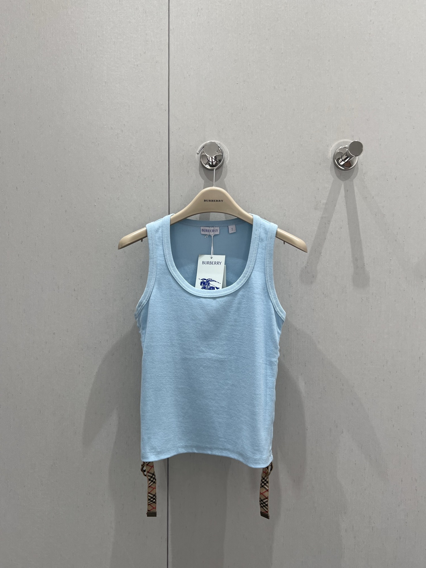 NO:328151,Burberr* 25Ss spring and summer new style, drawstring design on both sides, knight logo logo embroidered vest top | Exclusive yb development!  High-end production!  Simple and fashionable item!  The classic basic style is versatile and not picky!  The plaid drawstring design on both sides is casual and handsome imported pure cotton texture is excellent!  Highly recommend the private retention model. S/M/L is available in stock, burberry, alexander wang19860909Burberr* 25Ss春夏新款 两侧抽绳设计骑士logo徽标刺绣背心上衣丨独家yb开发！高版出品！简约时髦精单品！经典基础款版型百搭不挑人！两侧格纹抽绳设计休闲帅气进口纯棉质感超赞！强烈推荐自留款.现货发售S/M/L,,burberry,alexander wang,Women's clothing