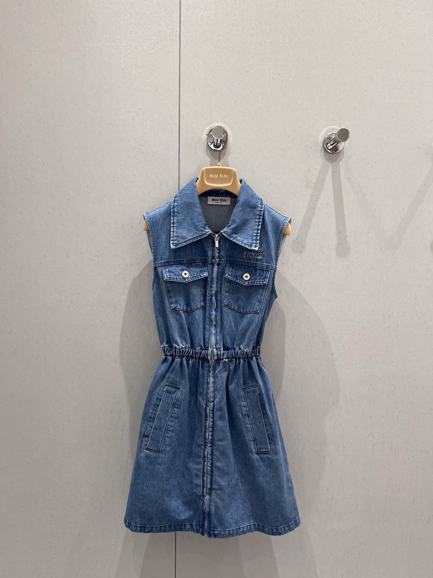 NO:328148,Miumi* 25Ss Spring and Summer New Lapel Zipper Denim Sleeveless Dress丨Exclusive High Edition Production!  Small temperament lapels, the upper body looks slim and tall, the chest cover has a pocket, the waist-hugging design makes the waist look more beautiful, the upper body is age-reducing, the upper body is sweet and salty, everyday versatile and fashionable, it is not picky about the figure at all, and it is easy to grasp the feeling of the age-reducing girl. S/M/L is available in stock, miumiu, skirts, alexander wang19860909Miumi* 25Ss春夏新款 翻领拉链牛仔无袖连衣裙丨独家高版出品！气质小翻领 上身显瘦显高绝绝子 胸前盖带口袋 收腰设计更显腰型 上身减龄少女 可甜可盐 日常百搭又时髦 完全不挑身材 轻松拿捏减龄少女感 现货发售S/M/L,,miumiu,skirts,alexander wang,Women's clothing