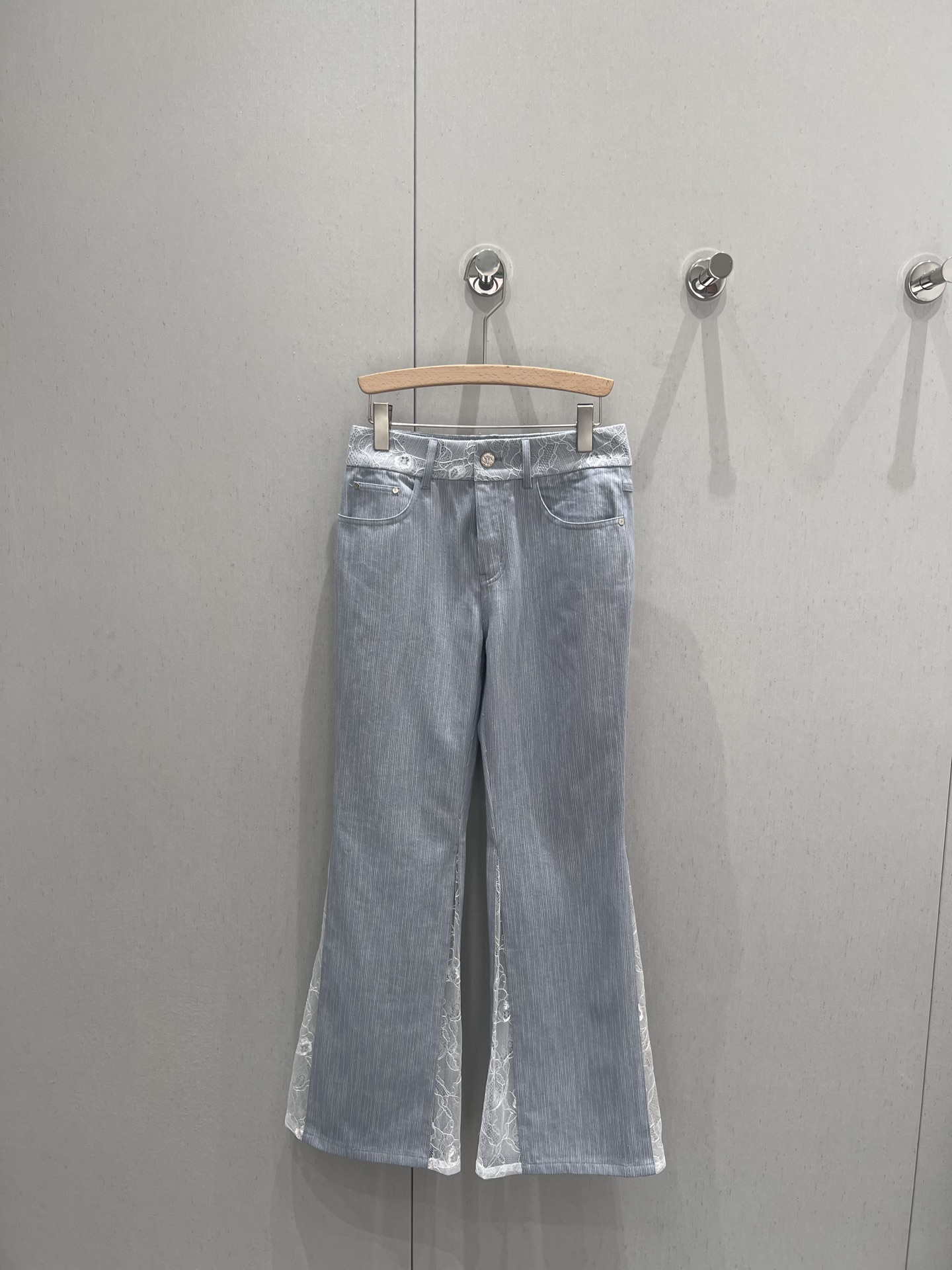 NO:328852,Chane* 25SS summer new style lace spliced ​​micro-flare casual pants | Exclusive high-end production!  You won't be able to do this pair of huge and beautiful pants!  Exclusive design with lace splicing on the side of the pants!  The style of the trousers with huge legs that show off their long legs is super nice!  The comfort is full of style, which covers the flesh and makes you look slim. It is highly inclusive and does not pick on the figure. The upper body is not bloated at all. The drooping feels very good. It is very OK when paired with various tops in daily life!  The proportion of small people to make their body look good and easy to wear!  Highly recommended!  Get it now!  S/M/L real photos, chanel, alexander wang19860909Chane* 25SS夏季新款 蕾丝拼接微喇休闲裤丨独家高版出品！这条巨好看的裤子不允许你没有！裤子侧面蕾丝拼接的独家设计！别出一格 巨显腿长的微喇裤版型超级nice！舒适感满分版型遮肉又显瘦 包容性强不挑身材 上身一点都不臃肿 垂感非常好日常搭配各种上衣都很OK！让小个子也能穿出三七分身材比例总而言之就是好穿又好搭！强烈推荐！赶紧入手吧！现货发售 S/M/L实拍细节图,,chanel,alexander wang,Women's clothing