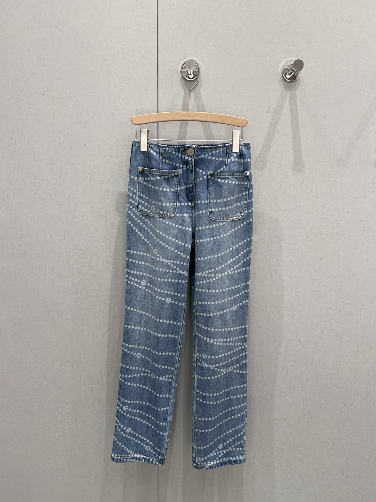 NO:329759,Complete Chanel 25p spring and summer new style, double pocket chain jeans | Exclusive high-end production!  The double C retro laser chain printing is unique, and then tailored, with a slightly tight fit, a waist pleated treatment, three-dimensional and stylish, which can well modify the waist and abdomen. The upper body has a very slimming effect. Whether it is a simple T-shirt or a delicate shirt, it can create a fashionable look. If you want to stand out in early spring, these pants must be arranged to easily make you beautiful to a new level!  S/M/L, Chanel,jeans,shirts,alexander wang19860909批 Chanel 25p春夏新款 双口袋链条牛仔裤丨独家高版出品！双 C 复古激光链条印花别具一格,再到剪裁设计,微紧身的版型,腰部收褶处理,立体有型,很好的修饰腰腹部.上身极具显瘦效果,无论是简约 T 恤还是精致衬衫,都能打造出时尚造型.想在早春脱颖而出,这条裤子必须安排,轻松让你美出新高度！现货发售 S/M/L,,chanel,jeans,shirts,alexander wang,Women's clothing