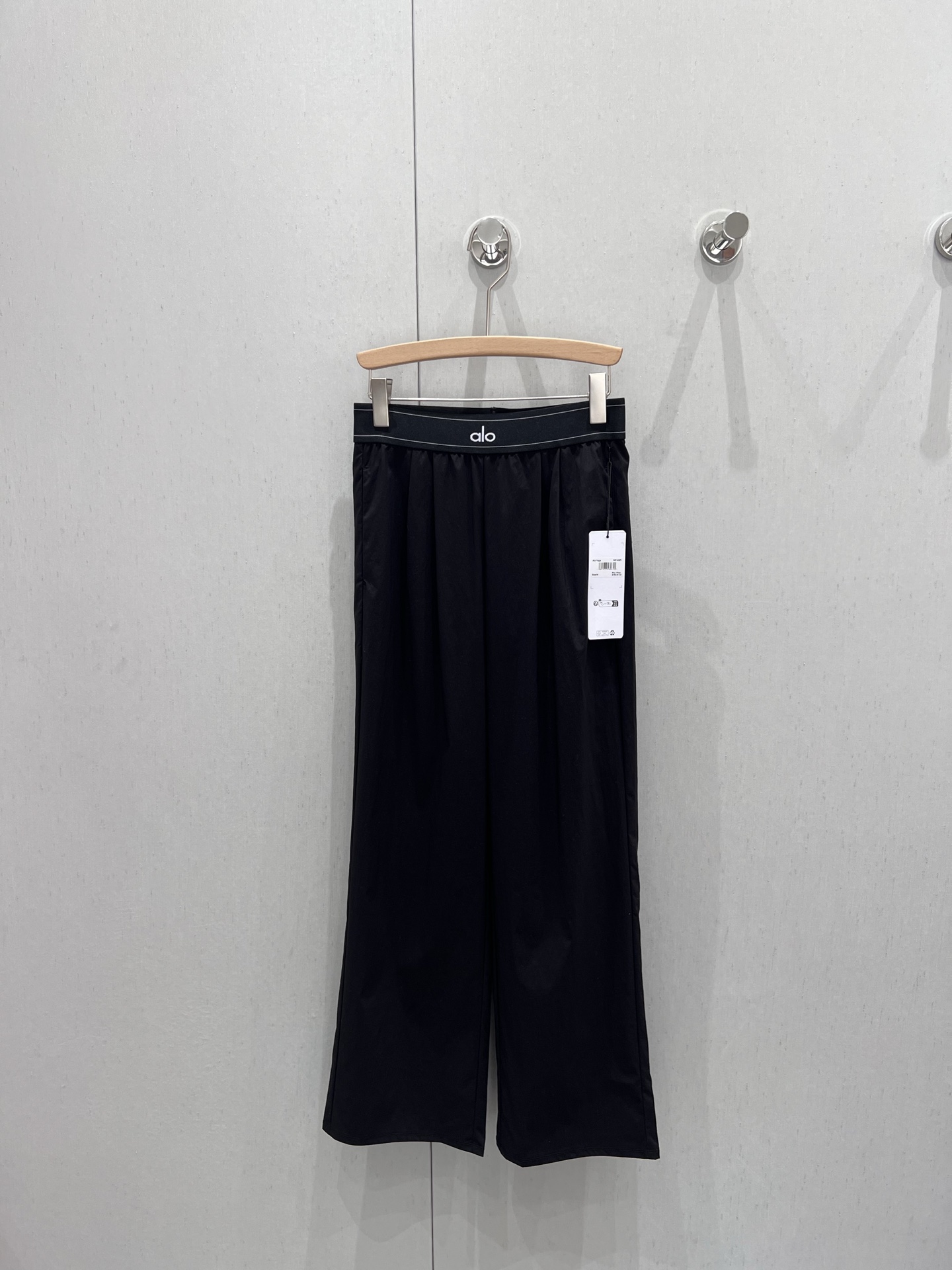 NO:329744,Alo 25Ss spring and summer new style, leg mark printed rubber waist wide-leg trousers | Exclusive high-end production!  Alo magic pants born for spring and summer!  !  The feeling of flowing and lightness, the aura is fully opened, and the comfort is taken into consideration. The upper body is free of pressure, whoever wears it looks good. The upper body really shows long legs. A girl with long legs is casual and sporty. Super high frequency of use. It looks good in all combinations. The annual magic pants are on sale in stock. S/M/L, alexander wang19860909批 Alo 25Ss春夏新款 腿标印花橡筋腰阔腿长裤丨独家高版出品！为春夏而生的Alo神裤！！飘逸轻盈的感觉 气场全开 又兼顾住了舒适度 上身无压力很自由 谁穿谁好看 上身真的超级显腿长 妥妥的长腿妹子 休闲又带有运动感 超高使用频率 各种搭配都好看 妥妥的年度神裤 现货发售S/M/L,,alexander wang,Women's clothing