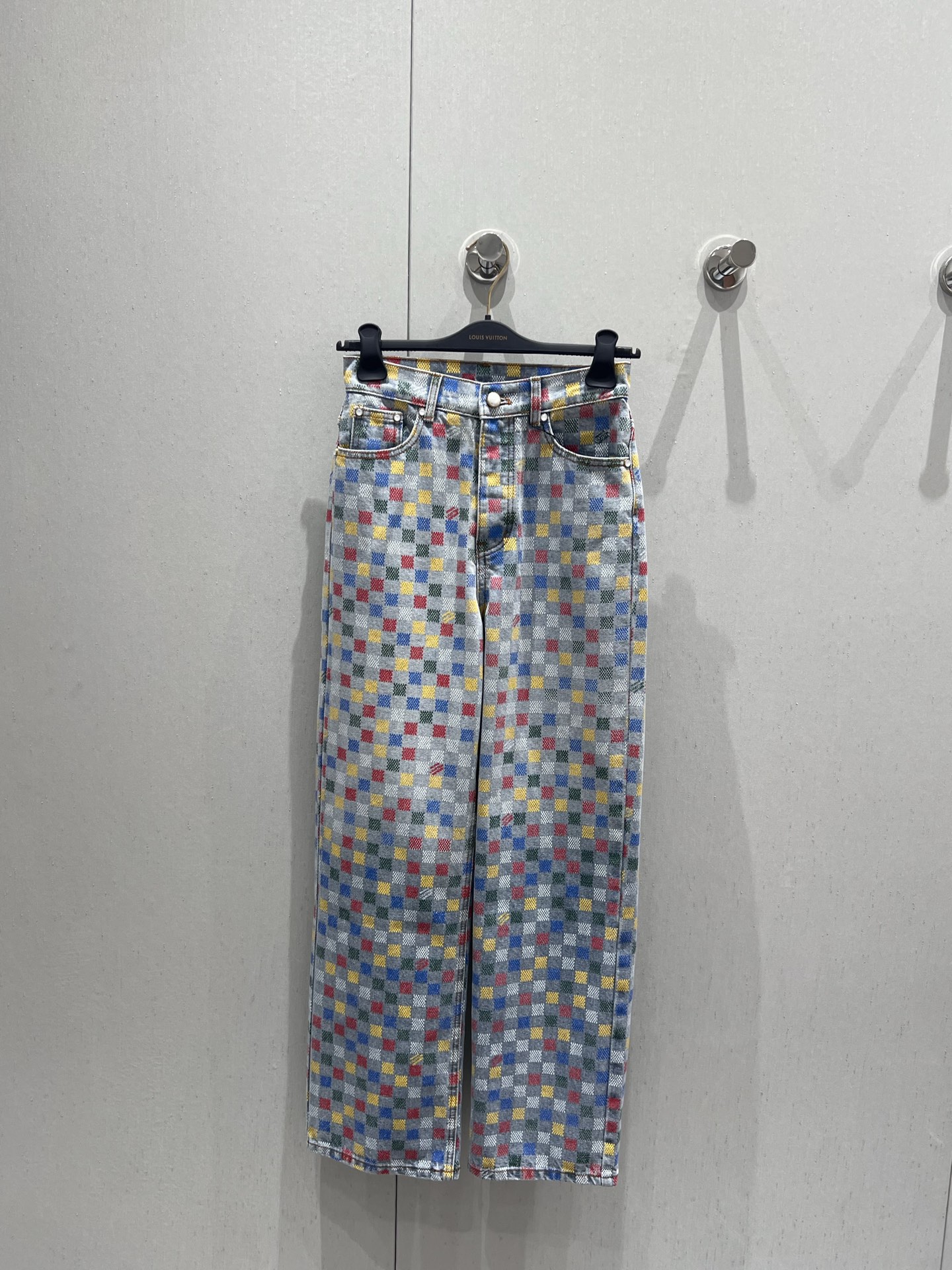 NO:329838,Batch Louis Vuitto*25 new style colored checkerboard trousers | Exclusive high-end production!  The trouser design is so great, it is a popular straight-tube style at present. The buttons are pearl buckles, which are full of texture. They make the legs look thinner and longer. The fabric presents an exquisite color dislocation lattice pattern on the appearance, and the jacquard process makes the pattern look three-dimensional and layered. At the same time, it retains the original toughness, wear resistance and durability of the denim, making the clothes more durable. The old-fashioned effect is sand-washed and white. This fabric uses sand washing technology and special dyeing technology to make the denim look more retro and historical. S/M/L on sale in stock, louis vuitton, alexander wang19860909批 Louis Vuitto*25新款 彩色棋盘格长裤丨独家高版出品！裤型设计太赞了,是当下比较流行直筒版型.纽扣是珍珠扣,质感拉满.超级显瘦显腿长.面料在外观上呈现出精美的彩色错位格子图案,通过提花工艺使得图案具有立体感和层次感.同时它保留了丹宁布原有的坚韧、耐磨和耐用的特性,使得衣物更加耐用.做旧效果砂洗泛白,这种面料通过砂洗工艺和特殊的染色技术,洗涤后牛仔布的自然磨损和褪色效果,使其看起来更加复古和具有历史感.现货发售S/M/L,,louis vuitton,alexander wang,Women's clothing