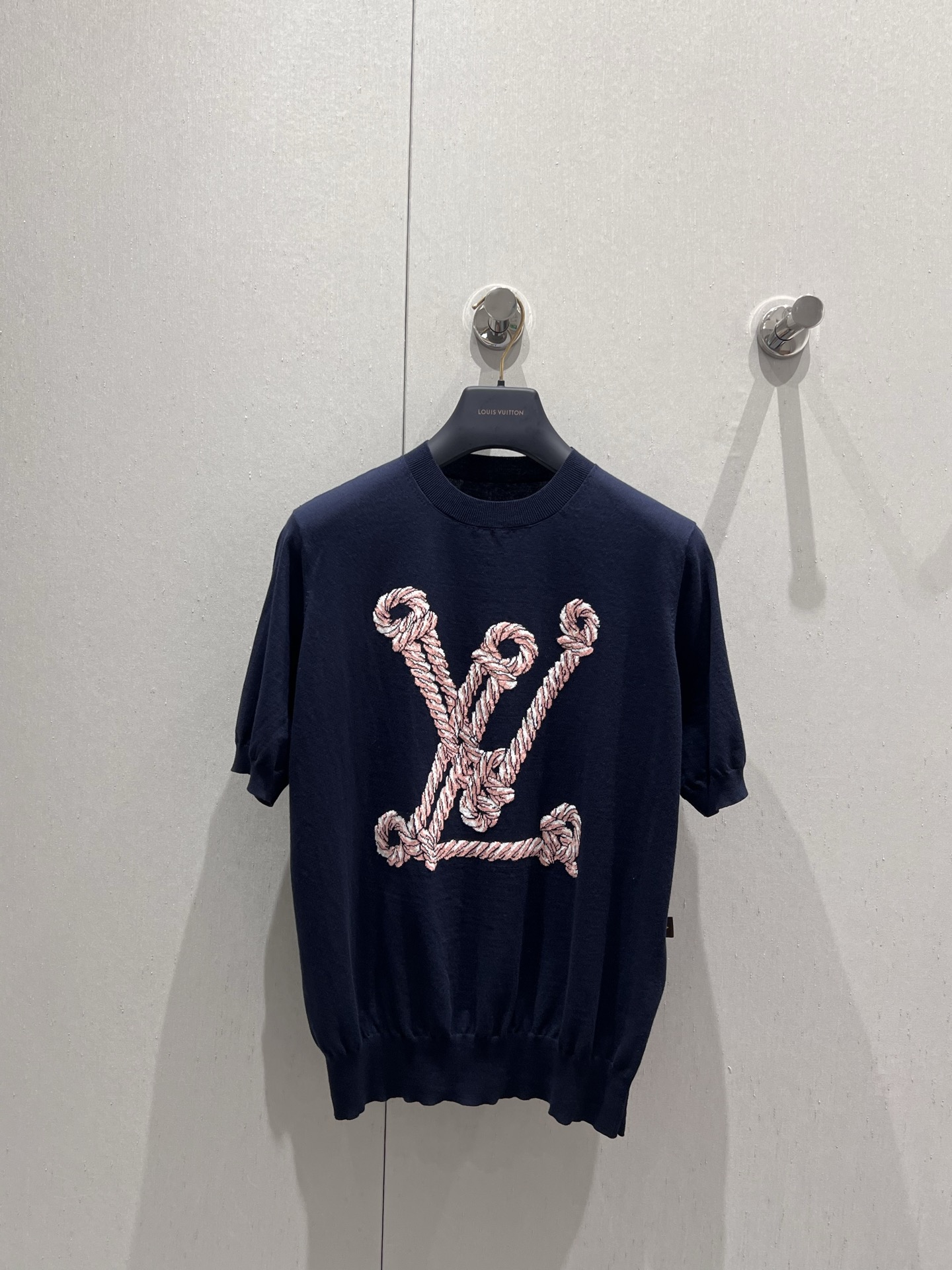 NO:329830,Batch Louis Vuitto* 25Ss Spring and Summer New Nautical Series Twist Rope Logo Knitted Short Sleeve Top丨Exclusive High Edition Production!  The perfect length of the clothes is super inclusive and has a versatile style!  It's really hard not to make people feel moved~ Customized yarn has a great texture, comfortable and close-fitting dress, details, and the temperament of the upper body is definitely the same as a celebrity. Sisters, just feel at ease!  S/M/L, louis vuitton, T-shirt, alexander wang19860909批 Louis Vuitto* 25Ss春夏新款 航海系列扭绳logo针织短袖上衣丨独家高版出品！恰到好处的衣长上身包容性超强 百搭版型绝绝子！真的很难不让人心动啊～定制纱线 质感超赞 舒适感贴身穿着都 细节在线上身妥妥的名媛气质 姐妹们 放心入就对了！现货发售S/M/L,,louis vuitton,T-shirt,alexander wang,Women's clothing