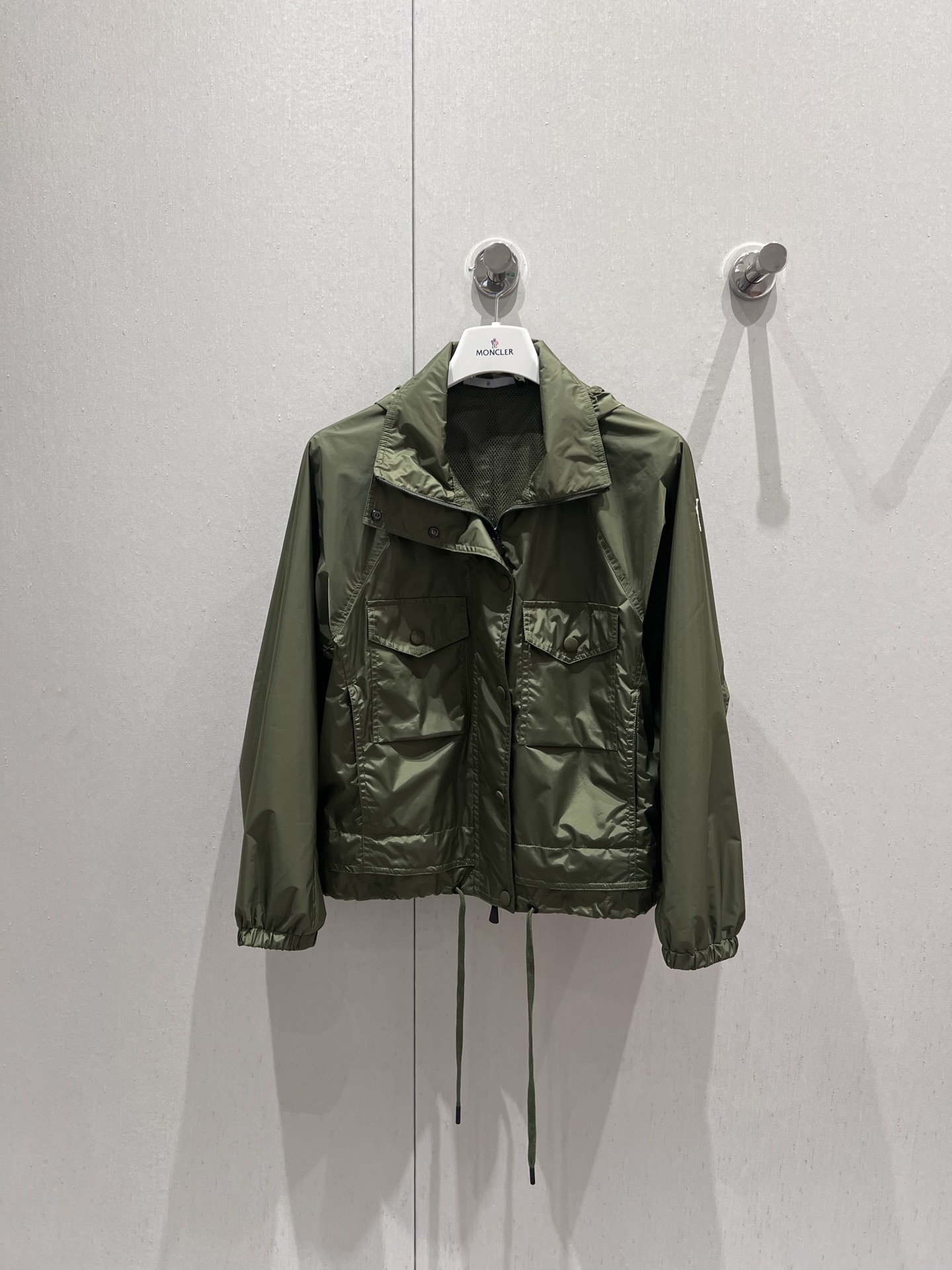 NO:329832,Mon*le 25Ss Spring and Summer Latest Style, Lightweight and Multifunctional Large Pocket Shock Jacket Jacket | Exclusive High-end Production!  The most beautiful model is casual wear, and the imported materials are super comfortable to create a casual and casual fashionable style. It is versatile and not picky!  S/M/L,,jackets & coats,jackets & coats,alexander wang19860909批Mon*le 25Ss春夏最新款 轻薄多功能大口袋冲锋衣夹克外套丨独家高版出品！颜值最高的一款,休闲装,采用的进口材料质感超级舒适,打造随性休闲的时髦版型.百搭不挑人！现货发售 S/M/L,,jackets & coats,jackets & coats,alexander wang,Women's clothing