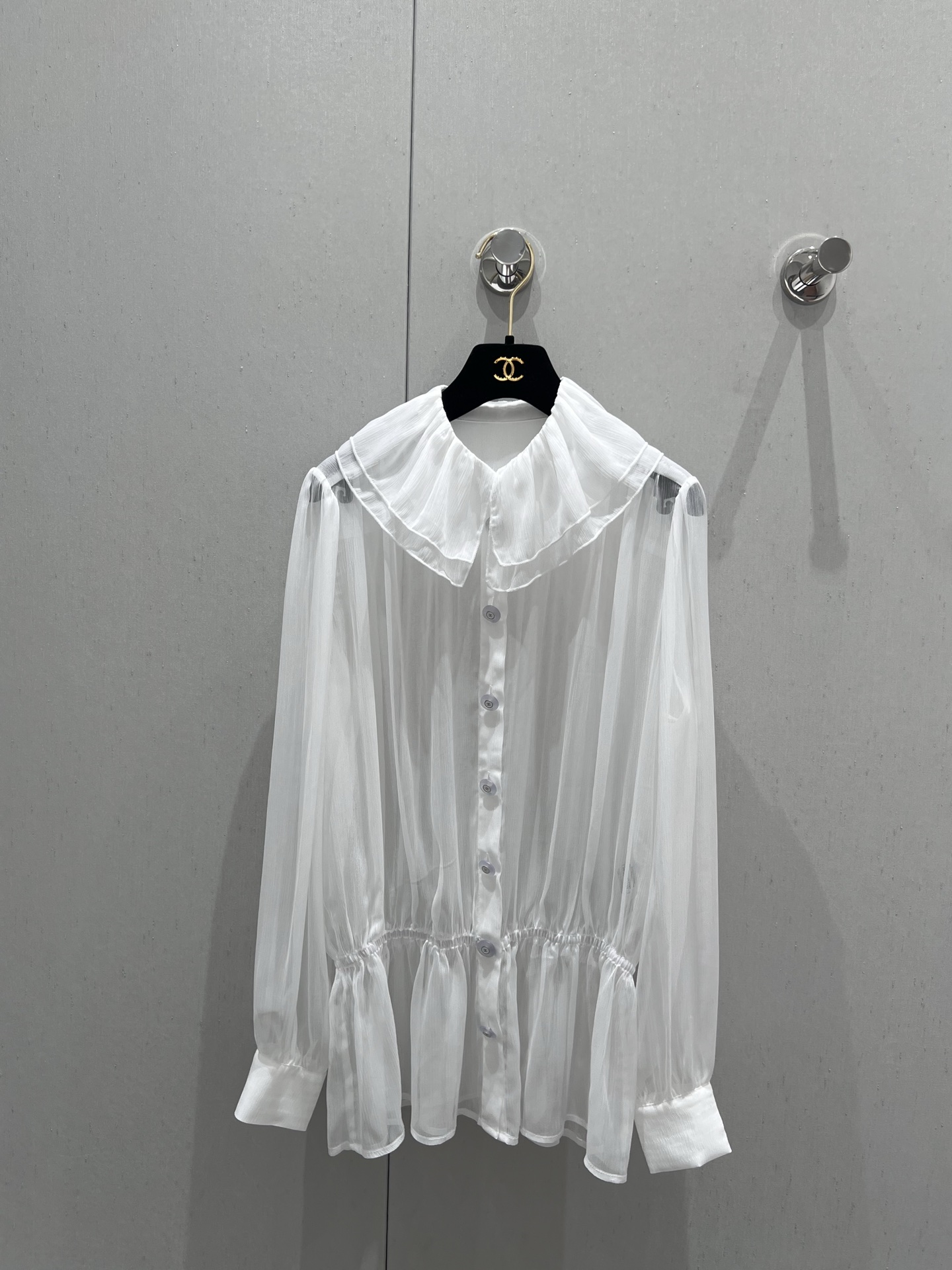 NO:434632,Support for replacement Chane* 25Ss spring and summer new style, lotus leaf collar long-sleeved shirt丨Exclusive high-end production!  High-end custom light and comfortable fabric with double-layer lotus leaf collar design with hem of the doll skirt. It can cover the strap and make it look slim. Loose and versatile. A style of fried chicken fairy. Light tulle. It looks great when stacked inside the jacket. Simple and uncomfortable versatile must-have. S/M/L real-life details pictures on sale, chanel, skirts, jackets & coats, shirts, alexander wang19860909支持换款 Chane* 25Ss春夏新款 荷叶领长袖衬衫丨独家高版出品！高级定制轻薄薄纱舒适面料 双层荷叶领设计 娃娃裙下摆 可以很好的遮跨显瘦 宽松版型百搭 炒鸡仙女的一款 轻轻的薄纱 叠搭在外套里面也很好看哟 简约不俗气的百搭必入款 现货发售S/M/L实拍细节图,,chanel,skirts,jackets & coats,shirts,alexander wang,Women's clothing