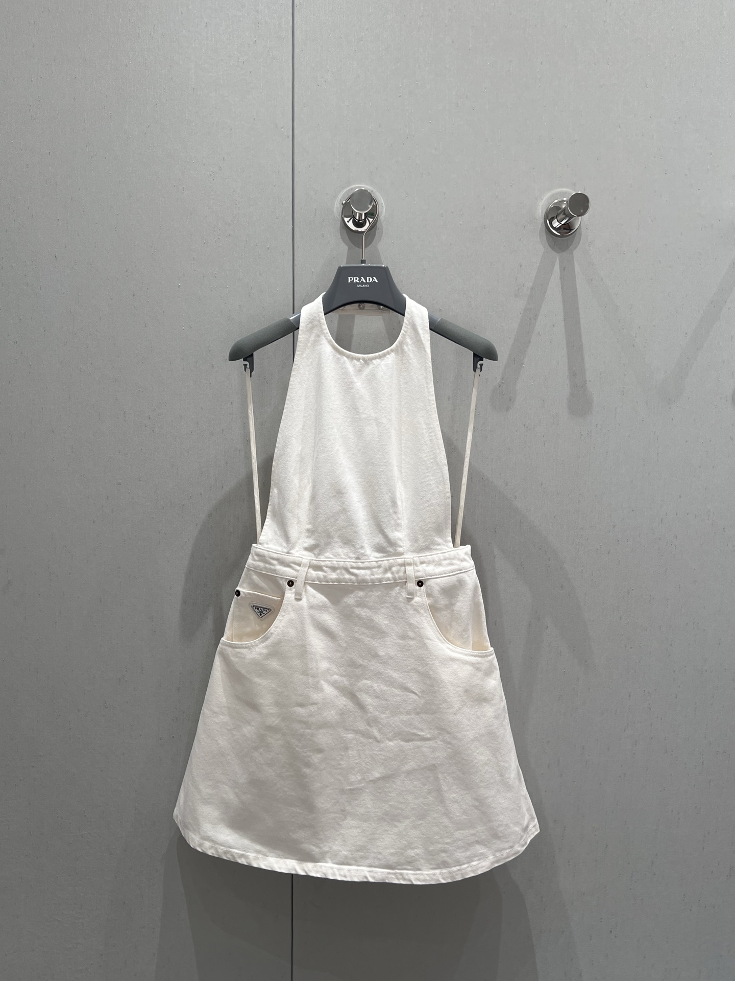 NO:328140,Prad* 25Ss spring and summer new style, neck hanger waist-hugging A-line denim dress | Exclusive yb development!  High-end production!  Customized high-quality clean denim fabric is made of three-dimensional cutting process, pocket logo letter triangular leather brand customization, high temperature fixed cutting, exquisite and high-quality texture, slim and tall on the upper body, a must-have versatile artifact in the closet, show off the little fairies~ It can be sweet or salty on the upper body and fashionable and high-end!  S/M/L, prada, skirts, alexander wang19860909Prad* 25Ss春夏新款 挂脖收腰A字牛仔连衣裙丨独家yb开发！高版出品！定制高级净色牛仔面料采用立体裁剪工艺口袋徽标字母三角皮牌定制 高温定型裁剪 精致高级显质感 上身显瘦又高挑 衣橱里必备的百搭神器 小仙女们秀起来～ 可甜可盐上身时髦又高级！现货发售S/M/L,,prada,skirts,alexander wang,Women's clothing