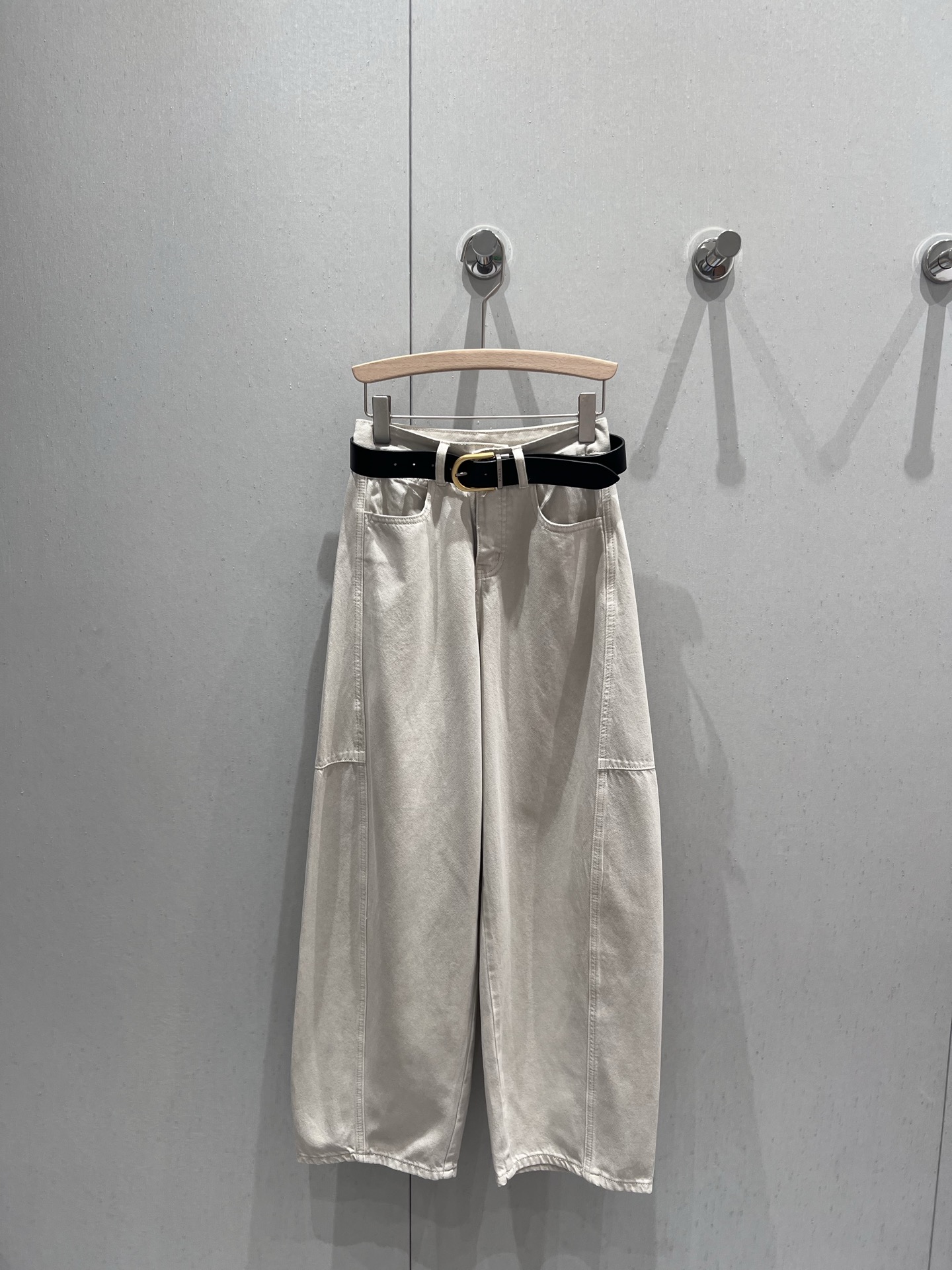 NO:332884,Support replacement Prad* 25Ss spring and summer new style, triangle decorative sickle jeans (delivery belt)丨Exclusive high-end production!  Choose high-quality fabrics, craftsmanship and gradient color washing, a crisp style combined with personalized design, and exclusive brand accessories decoration, making you the most unique existence. Whether it is trendy frontline or daily leisure, it can make your matching full of innovation. Create your own style and show your personality. S/M/L real-life detailed pictures are available in stock, prada, jeans, alexander wang19860909支持换款 Prad* 25Ss春夏新款 三角标装饰镰刀牛仔裤（配送腰带）丨独家高版出品！选用优质面料,工艺渐变色洗水,挺括的版型与个性的设计相结合,专属品牌配件装饰,让你成为最独特的存在.无论是潮流前线还是日常休闲,它都能让您的搭配充满新意.打造你的专属风格,尽情展现个性.现货发售S/M/L实拍细节图,,prada,jeans,alexander wang,Women's clothing