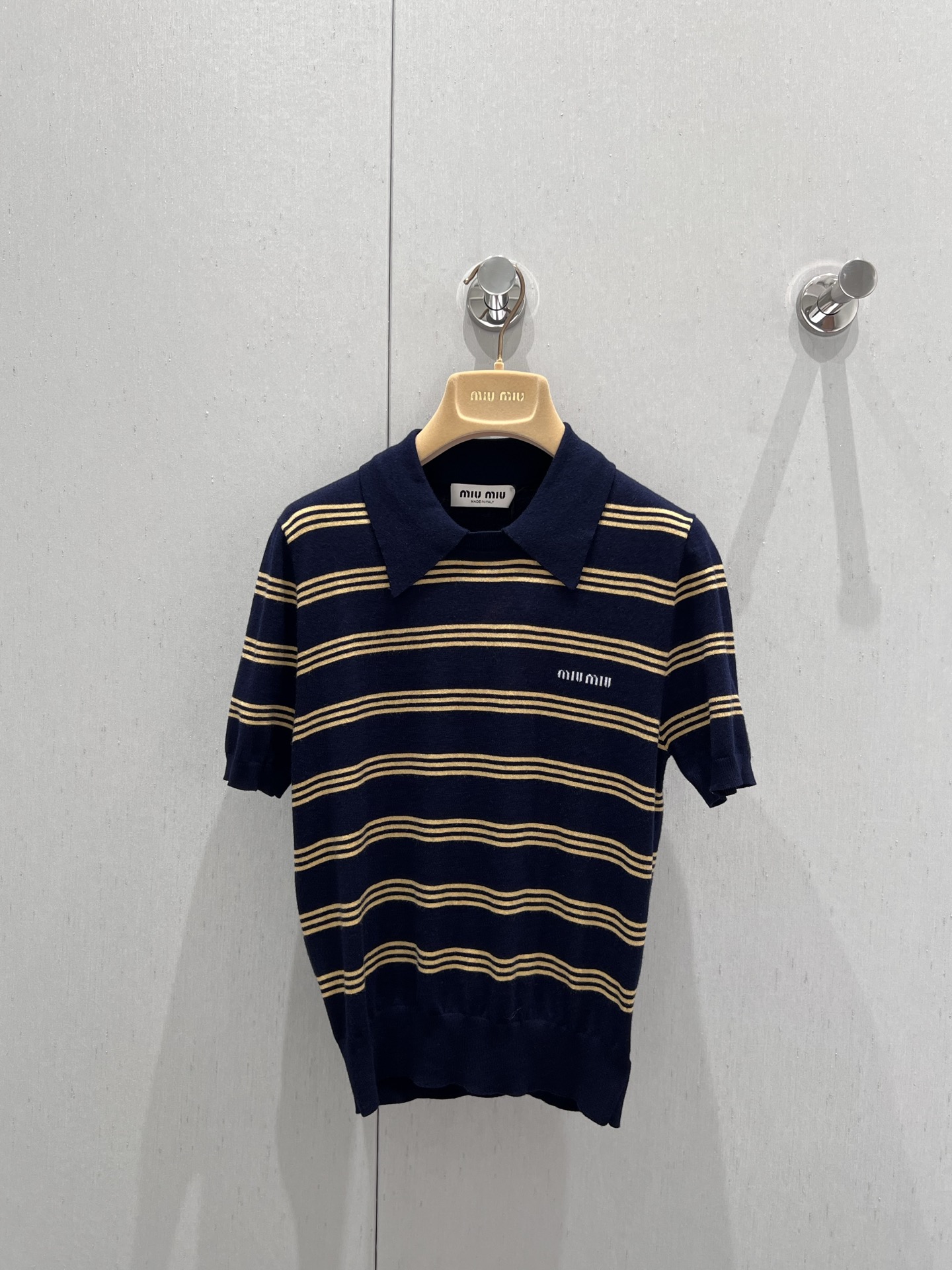 NO:330337,MiuM*u 25Ss early spring new style logo striped polo collar knitted top | Exclusive yb development!  High-end production!  The yellow stripes have more highlights, showing the straight shoulders. The girlish ceiling, the youthful and energetic girlish feeling that overflows the screen, and the layering is also yyds. It seems basic, but it can interpret a variety of different styles through simple matching and daily versatility. It comes with a college style, and is sweet and girlish. S/M/L on sale in stock, miumiu, alexander wang19860909MiuM*u 25Ss早春新款 徽标logo条纹polo领针织上衣丨独家yb开发！高版出品！黄色条纹更有亮点,超显直角肩 少女感天花板,溢出屏幕的青春活力少女感,叠穿也是 yyds,看似基础,却能通过简单的搭配,日常百搭,诠释出多种不同的风格穿搭.自带学院范,又甜又少女.现货发售S/M/L,,miumiu,alexander wang,Women's clothing