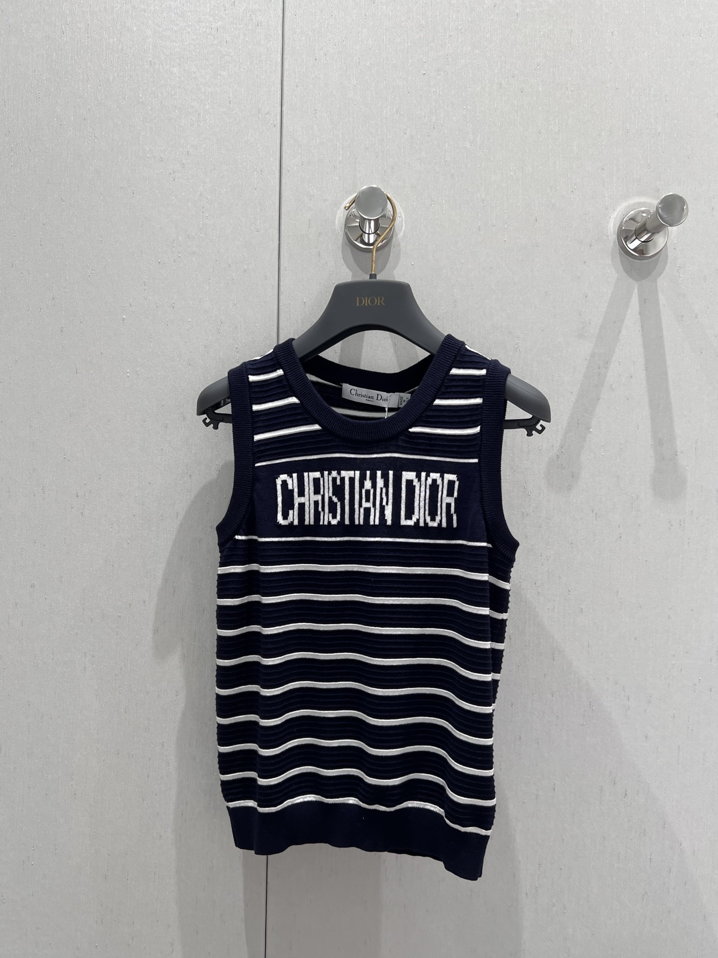 NO:330339,Dio* 25Ss Spring and Summer New Style Letter Jacquard Striped Knitted Vest丨Exclusive High Edition Production!  Knitted vest cut, fine knitted, threaded edges add exquisite tone, matched with elastic fabric, regular style, fashionable temperament, slimming and inclusive figure, full-body striped chest letter logo decoration, display brand tone, versatile style not picky age-based skin tone, matched with skirts and trousers, suitable for age-reducing fashionable retro style, S/M/L,,dior, skirts,alexander wang19860909Dio* 25Ss春夏新款 字母提花条纹针织背心丨独家高版出品！针织背心裁剪 通体细密针织 螺纹包边增添精致调性 搭配弹性十足的面料 常规版型穿出时髦气质 显瘦包容身材 通体条纹胸前字母徽标装饰 展示品牌调性 百搭款式不挑年龄肤色 搭配裙装裤装 适配减龄时髦复古风格 现货发售S/M/L,,dior,skirts,alexander wang,Women's clothing