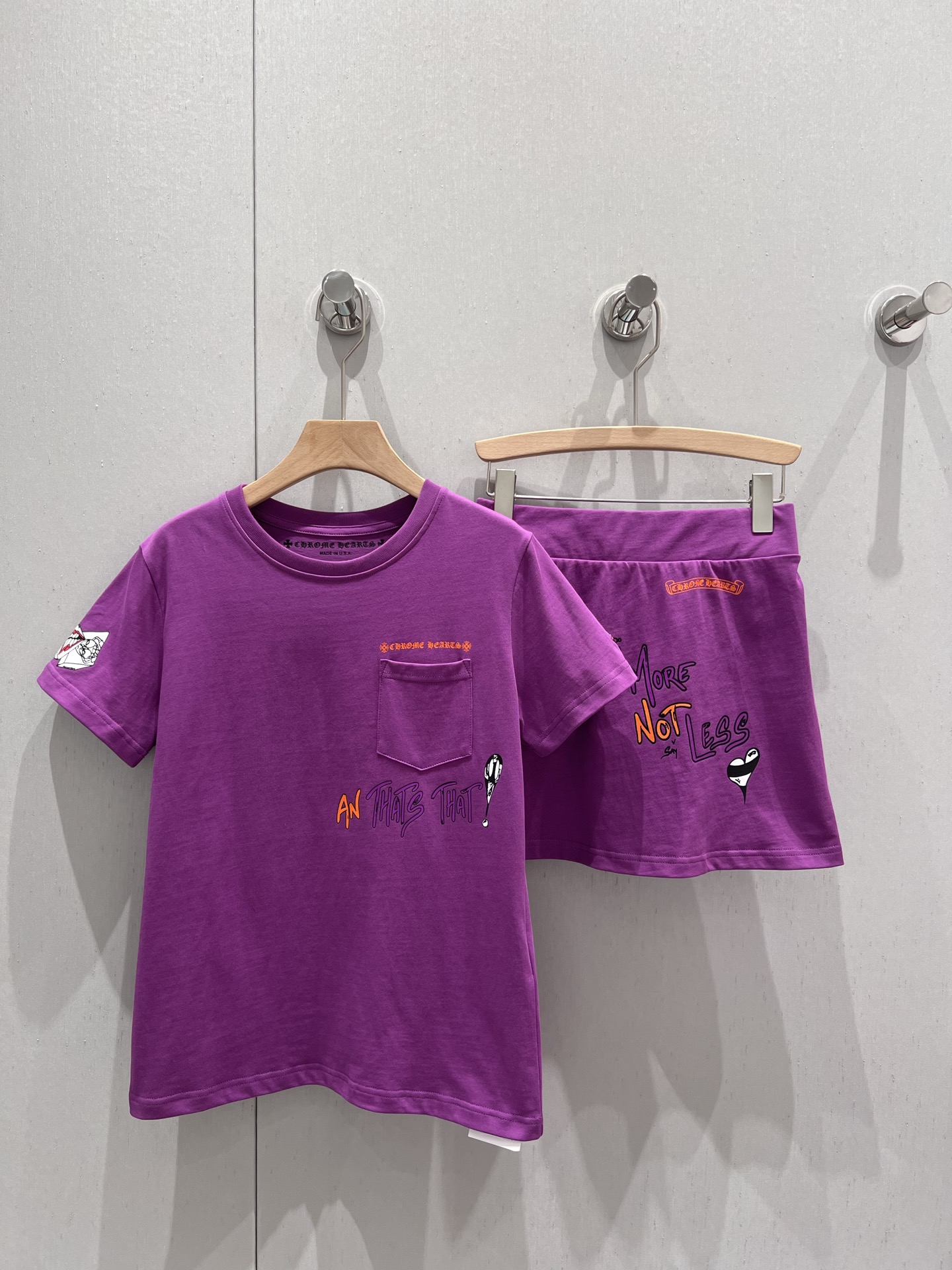 NO:331683,Skirt batch, short-sleeved batch, Chrome He*rts 25Ss spring and summer new style, limited purple graffiti round neck short-sleeved T-shirt   short skirt suit丨Exclusive high-end production!  The casual and elastic waist makes the overall look comfortable and not picky about the body~ Hot girls quickly keep it!  Pure and desire hit my heart!  A set saves a lot of matching troubles, and it is easy to go out and brings a sense of leisure~♀Spot sale S/M/L,,chrome hearts, skirts, T-shirt, tees, t-shirt, alexander wang19860909半裙批 短袖批 Chrome He*rts 25Ss春夏新款 限定紫涂鸦圆领短袖T恤 短裙套装丨独家高版出品！休闲感十足松紧腰头让整体穿着舒适不挑身形～辣妹赶紧自留！又纯又欲 直击我心！一套省去不少搭配烦恼,轻松出街自带休闲感~♀现货发售S/M/L,,chrome hearts,skirts,T-shirt,tees，t-shirt,alexander wang,Women's clothing