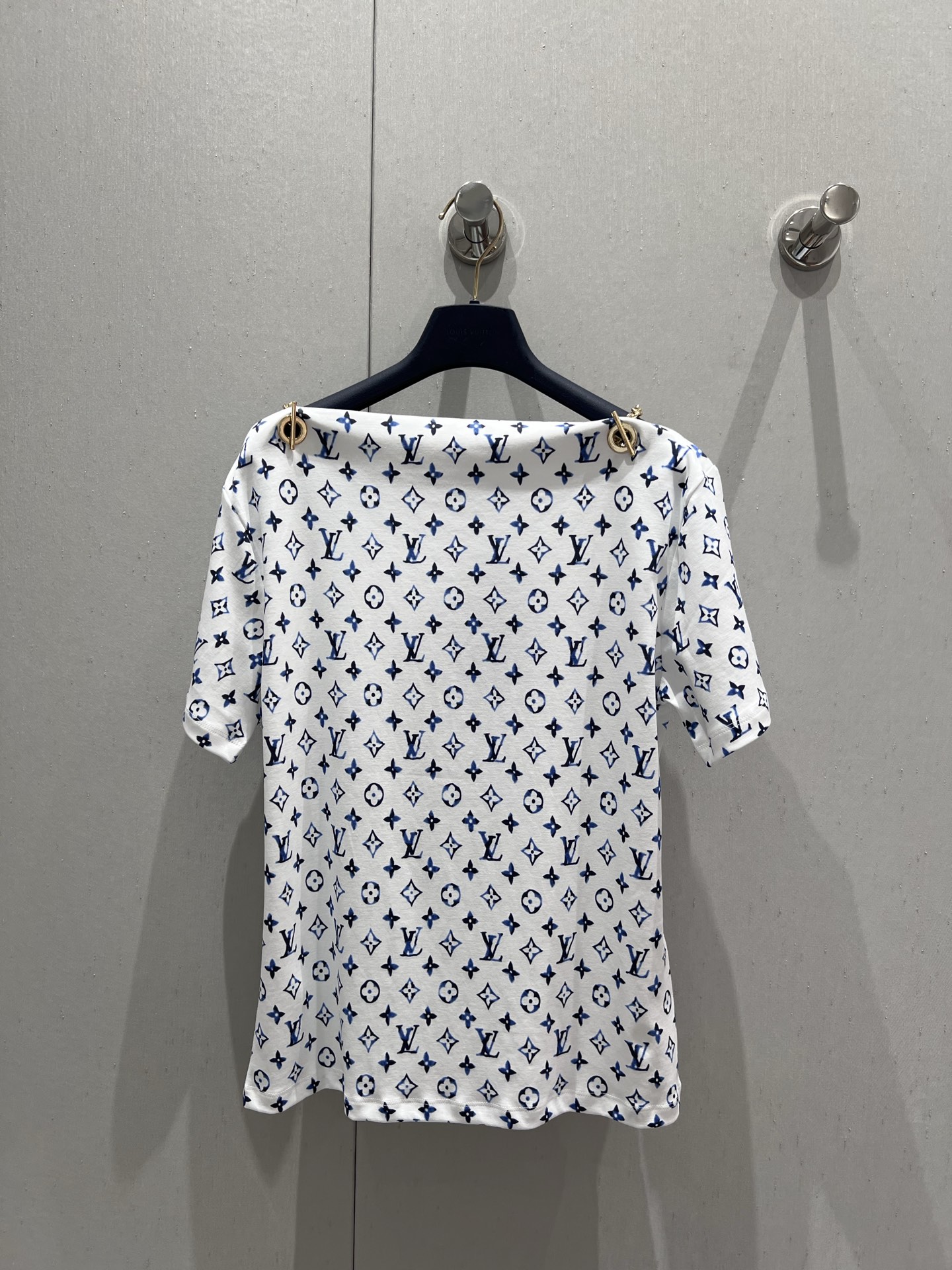 NO:425995,Support replacement Louis Vuitto* 25Ss spring and summer new model MONOGRAM printed short-sleeved boat collar T-shirt | Exclusive yb development!  High-end production!  Release fresh poses with the new season logo elements. The full Monogram pattern is soaked in elegant watercolor tones. The fashionable flat collar embellishes the classic silhouette. The dazzling eyelets and chain belts on the shoulders highlight the nautical trend. The classic style is extremely age-reducing!  A must-have item for fashionable and high-end white and rich beauty!  Workmanship quality depends on the details. S/M/L real photos of S/M/L are sold in stock, louis vuitton, T-shirt, tees, t-shirt, alexander wang19860909支持换款 Louis Vuitto* 25Ss春夏新款 MONOGRAM印花短袖船领T恤丨独家yb开发！高版出品！以新季标识元素释放清新姿彩.全幅 Monogram 图案浸染淡雅水彩色调.时尚平领点缀经典廓形.肩部耀目孔眼与链带彰显航海风潮.经典版型上身减龄绝绝子！时髦又高级白富美必备单品！做工品质看细节.现货发售S/M/L实拍细节图,,louis vuitton,T-shirt,tees，t-shirt,alexander wang,Women's clothing