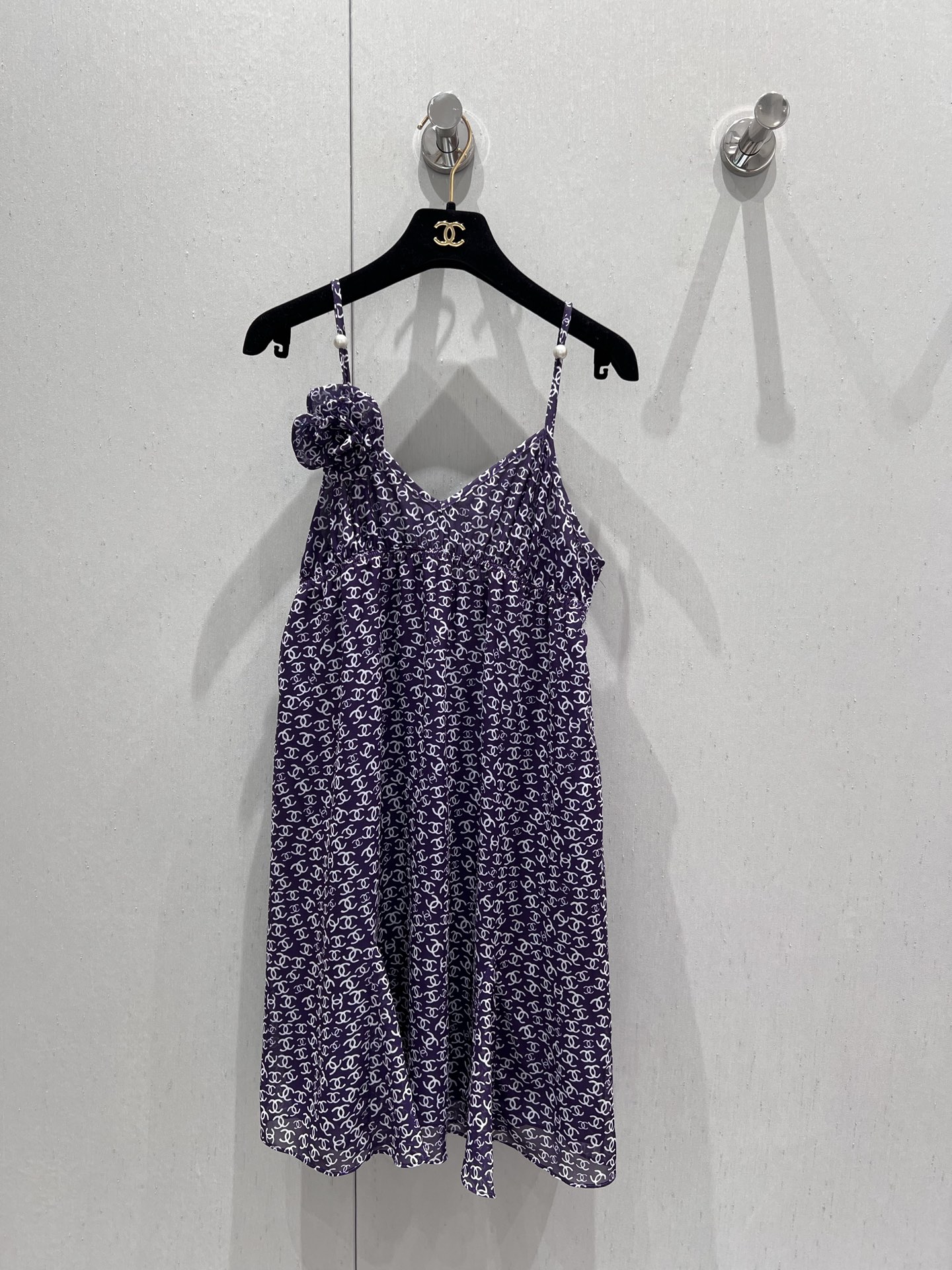 NO:411042,Support for replacement Chane* 25Ss summer new style vacation flower suspender dress | Exclusive yb development!  High-end production!  High-end custom silk transparent yarn material, light and comfortable texture, flowing and lightweight. Thin shoulder suspender skirt cut, fitted with V-neck to chest line design, revealing charming collarbone, modifying shoulder lines. The ready-to-wear is made of active printing technology, presenting a full double C pattern. The sweet atmosphere embellishes three-dimensional handmade camellia decoration, showing the brand style. A must-have outfit for holiday dates. S/M/L real-life details pictures on sale, chanel, skirts, alexander wang19860909支持换款 Chane* 25Ss夏季新款 度假花朵吊带连衣裙丨独家yb开发！高版出品！高级定制丝质透纱材质 质地轻薄舒适,飘逸轻盈 细肩吊带裙剪裁,配合V领贴合胸口线条设计 露出迷人锁骨,修饰肩部线条 成衣以活性印花工艺,呈现满幅双C图案 极具甜美气息点缀立体手工山茶花装饰,尽显品牌风范 度假约会必备亮眼穿搭 现货发售S/M/L实拍细节图,,chanel,skirts,alexander wang,Women's clothing