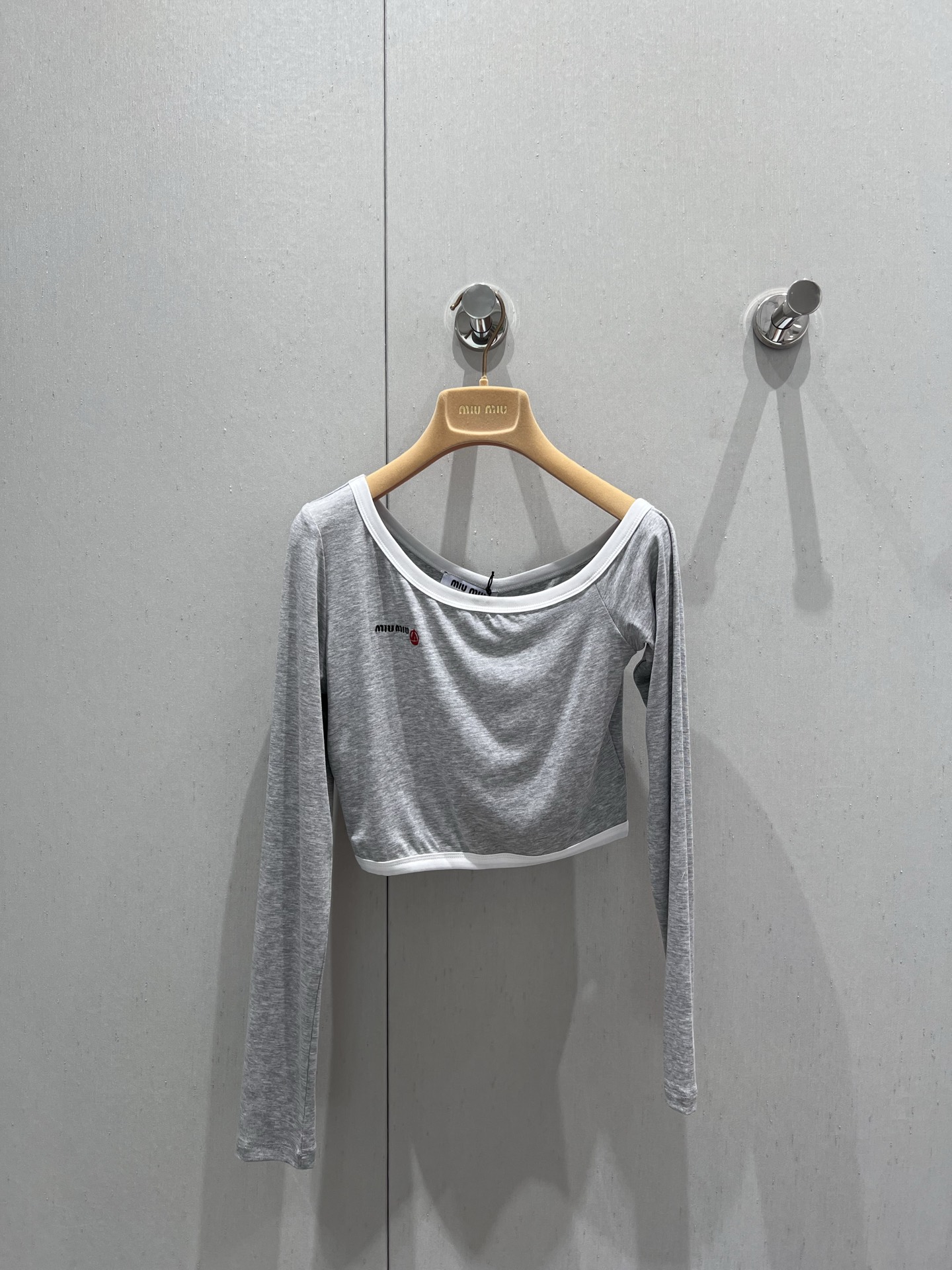 NO:331693,Batch Miumi* 25Ss Spring and Summer New Style Sailing Letter Embroidered Short Skirt Side Shoulder Long Sleeve T-shirt | Exclusive High-end Production!  Classic contrasting elements, simple and elegant, yet fashionable. The short style is combined with the off-shoulder design. The upper body perfectly shows the beautiful curves. It releases a full of sexy and cute tricks. Any casual trousers can be instantly transformed into a Korean girl’s customized fabric, which is very comfortable on the upper body. It is a piece of product that closes your eyes. It is a fashionable and easy to match with age. Sisters, please feel free to put it in!  S/M/L, miumiu,tees,t-shirt,alexander wang19860909批 Miumi* 25Ss春夏新款 帆船字母刺绣短款斜肩长袖T恤丨独家高版出品！经典撞色元素 简约大气又不失时髦度 小短款版型配合露肩的设计 上身完美展现优美的曲线 释放出满满的性感小心机随便一件休闲长裤搭配都能秒变韩系小姐姐定制面料上身巨舒服人手一件 闭眼入的单品 减龄时髦好搭配姐妹们放心入就对了！现货发售 S/M/L,,miumiu,tees，t-shirt,alexander wang,Women's clothing