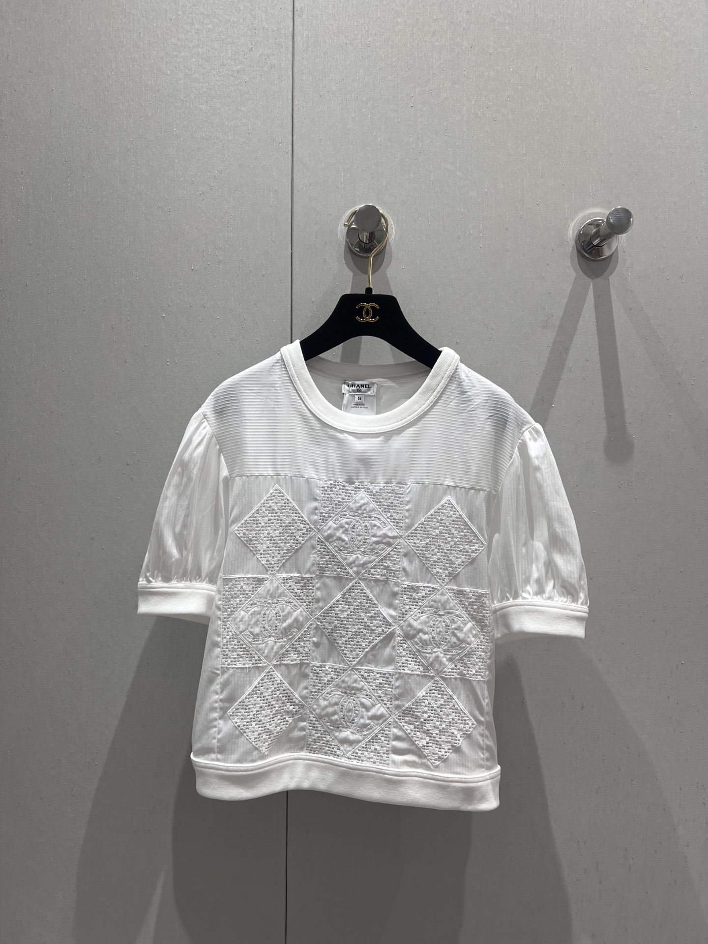 NO:335090,Support for replacement Chane* 25Ss spring and summer new style, hollow splicing patch embroidered short-sleeved top | Exclusive yb development!  High-end production!  Customized cotton poplin fabric, all the patterns use patch embroidery technology, the workmanship is very complicated, and the trial version has been repeatedly developed for 2 months. The puff sleeve design is simple, fashionable, and the workmanship quality depends on the details!  S/M/L real photos, chanel, T-shirt, alexander wang19860909支持换款 Chane* 25Ss春夏新款 镂空拼接贴布绣短袖上衣丨独家yb开发！高版出品！定制棉质府绸面料,所有花型都运用了贴布绣工艺,做工很复杂,反复研发试版做了2个月,泡泡袖设计简单时尚做工品质看细节！现货发售S/M/L实拍细节图,,chanel,T-shirt,alexander wang,Women's clothing