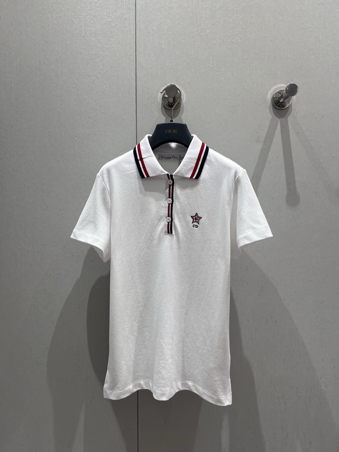 NO:411059,Support replacement Dio* 25Ss spring and summer new style embroidered lapel button-down tennis style polo short-sleeved top | Exclusive yb development!  High-end production!  The refreshing and fashionable tee is so beautiful. It is matched with a playful and age-reducing Polo collar and contrasting color edge design. The simplicity adds a touch of vitality and high-end and easy to grasp the fashionable atmosphere. It is easy to match without picking the face and makes you look slimmer!  The whole piece has a very summery taste. The youthful and energetic feeling is easy to wear to the casual and lazy feeling of the INS blogger~ Customized fabrics have a super comfortable texture!  Such a T-shirt is a piece for everyone in summer!  A series of shipments are being shipped one after another. S/M/L real photos are available in stock, dior, T-shirt, tees, t-shirt, alexander wang19860909支持换款 Dio* 25Ss春夏新款 刺绣翻领系扣网球风polo短袖上衣丨独家yb开发！高版出品！清爽又时髦的tee也太好看啦搭配俏皮减龄的Polo领以及撞色边设计 简约又增加了一丝活力和高级轻松拿捏时髦氛围感 不挑脸型易搭更显瘦！整件就是很夏天的味道 青春又活力的感觉轻松穿出INS博主那种随意慵懒感～定制面料 质感超级舒适！这样的T恤在夏季就是人手一件的存在！一系列陆续出货 现货发售S/M/L实拍细节图,,dior,T-shirt,tees，t-shirt,alexander wang,Women's clothing