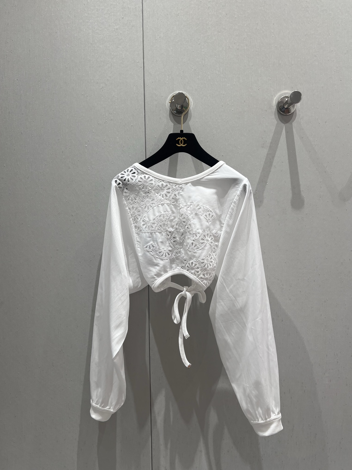 NO:331717,Chane* 25Ss spring and summer new model, heavy industry hollow backless short long-sleeved top丨Exclusive yb development!  High-end production!  Customized cotton poplin fabric, double C on the chest uses patch embroidery technology, water-soluble flowers are cut again, the workmanship is very complicated, and the trial version has been repeatedly developed for 2 months. The quality of the bat sleeve large backless design depends on the details!  S/M/L real photos, chanel, alexander wang19860909Chane* 25Ss春夏新款 重工镂空露背短款长袖上衣丨独家yb开发！高版出品！定制棉质府绸面料,胸前双C运用了贴布绣工艺,水溶花花朵再裁剪,做工很复杂,反复研发试版做了2个月,蝙蝠袖大露背设计做工品质看细节！现货发售S/M/L实拍细节图,,chanel,alexander wang,Women's clothing