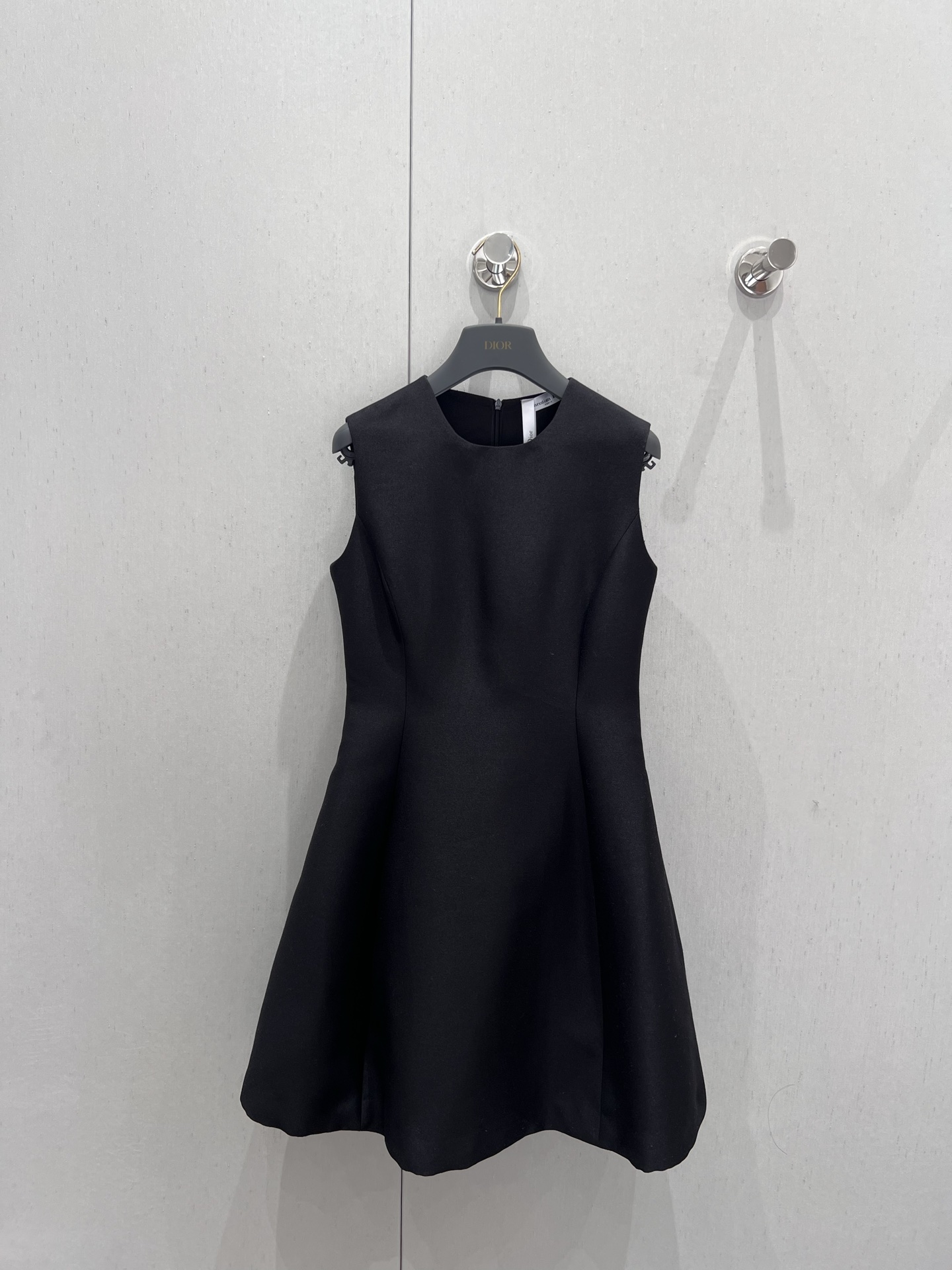 NO:331672,Batch Dio* 25Ss Spring and Summer New Style Simple Waist Dress丨Exclusive High-Performance!  It is really suitable for petite girls. The waist-hugging three-dimensional cut highlights the silhouette of girls, which shows the body proportions. The noble feeling of the upper body comes out all of a sudden. It has a drooping texture and is comfortable and easy to take care of. It is a classic little black skirt and a blooming white rose!  The quality of workmanship depends on the details!  S/M/L, dior, skirts, alexander wang19860909批 Dio* 25Ss春夏新款 简约收腰连衣裙丨独家高版出品！真的太适合娇小的女生了,收腰立体剪裁凸显女生八字廓形,超显身材比例,上身高贵感一下子就出来了.既有垂顺质感又舒适好打理.是经典的小黑裙、也是一朵盛开的白玫瑰！做工品质看细节！现货发售S/M/L,,dior,skirts,alexander wang,Women's clothing