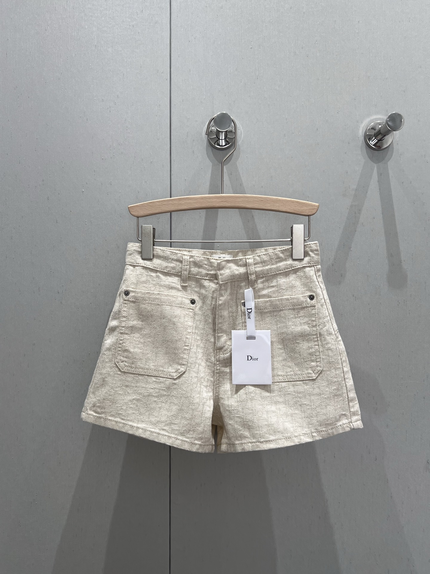 NO:334141,Support replacement Dio* 25Ss spring and summer new style, off-white full-print dark pattern shorts丨Exclusive high-end production!  Imported denim cotton fabric, the fabric is delicate, soft and comfortable, soft and comfortable, the upper body is really comfortable, the golden silk thread is very bulking, customized YB three-standard hardware accessories, the design style is not picky, and you can control any body shape ~ S/M/L real-life details pictures, dior, shorts, alexander wang19860909支持换款 Dio* 25Ss春夏新款 米白色满印暗纹短裤丨独家高版出品！进口牛仔棉面料 面料细腻柔软舒适 柔软舒适的触感 上身真的巨舒服 闪闪散发金色丝线 很buligbuling 定制yb三标五金配件 设计版型不挑人 任何身形都可以驾驭 ~ 现货发售S/M/L实拍细节图,,dior,shorts,alexander wang,Women's clothing