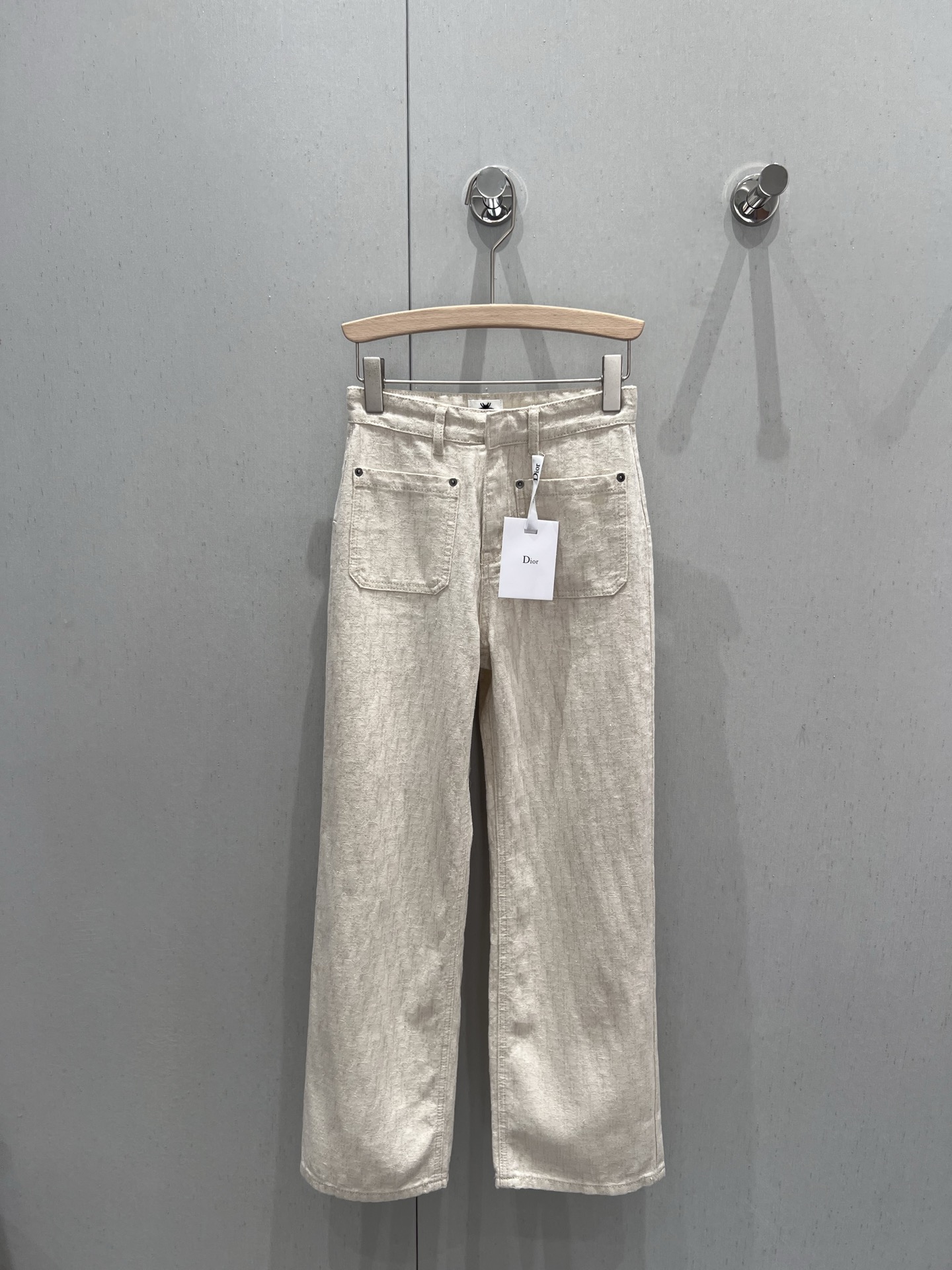 NO:335691,Support replacement Dio* 25Ss spring and summer new style, off-white full-print dark pattern straight-leg trousers | Exclusive high-end production!  Imported denim cotton fabric, the fabric is delicate, soft and comfortable, soft and comfortable, the upper body is really comfortable, the golden silk thread is very bulking, customized YB three-standard hardware accessories, the design style is not picky, and you can control any body shape ~ S/M/L real-life details pictures, dior, alexander wang19860909支持换款 Dio* 25Ss春夏新款 米白色满印暗纹直筒长裤丨独家高版出品！进口牛仔棉面料 面料细腻柔软舒适 柔软舒适的触感 上身真的巨舒服 闪闪散发金色丝线 很buligbuling 定制yb三标五金配件 设计版型不挑人 任何身形都可以驾驭 ~ 现货发售S/M/L实拍细节图,,dior,alexander wang,Women's clothing