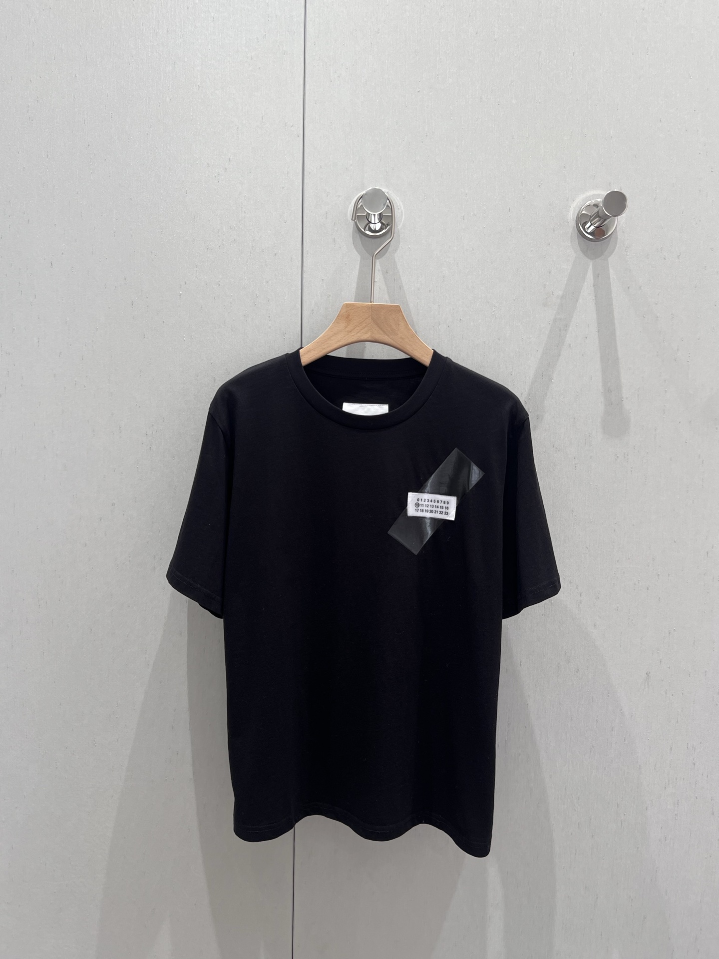 NO:331670,Maison Margi*la 25Ss early spring new model MM6 digital tape printed pattern round neck short-sleeved T-shirt | Exclusive high-end production!  Classic logo pattern logo, fashionable, simple and trendy short-sleeved, a top that can be worn alone, a daily casual and simple commuting top!  The quality of workmanship depends on the details!  S/M/L, Masion Margiela, T-shirt,tees, t-shirt,alexander wang19860909批MaisonMargi*la 25Ss早春新款 MM6数字胶带印花图案圆领短袖T恤丨独家高版出品！经典标识图案logo时尚简约潮流短袖,内搭单穿都可的一款上衣,日常休闲简约通勤上衣！做工品质看细节！现货发售S/M/L,,masion margiela,T-shirt,tees，t-shirt,alexander wang,Women's clothing