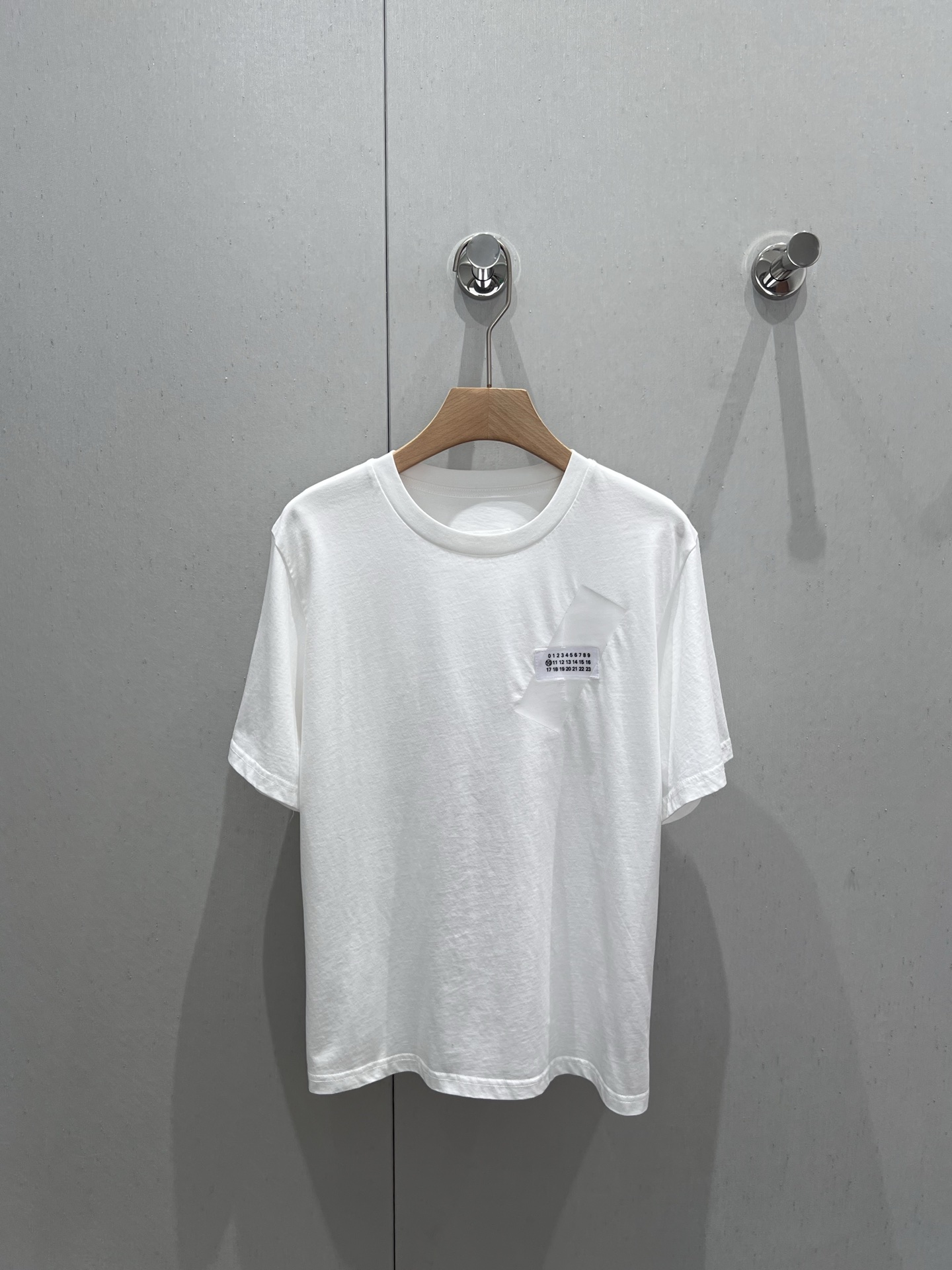 NO:331669,Maison Margi*la 25Ss early spring new model MM6 digital tape printed pattern round neck short-sleeved T-shirt | Exclusive high-end production!  Classic logo pattern logo, fashionable, simple and trendy short-sleeved, a top that can be worn alone, a daily casual and simple commuting top!  The quality of workmanship depends on the details!  S/M/L, Masion Margiela, T-shirt,tees, t-shirt,alexander wang19860909批 MaisonMargi*la 25Ss早春新款 MM6数字胶带印花图案圆领短袖T恤丨独家高版出品！经典标识图案logo时尚简约潮流短袖,内搭单穿都可的一款上衣,日常休闲简约通勤上衣！做工品质看细节！现货发售S/M/L,,masion margiela,T-shirt,tees，t-shirt,alexander wang,Women's clothing