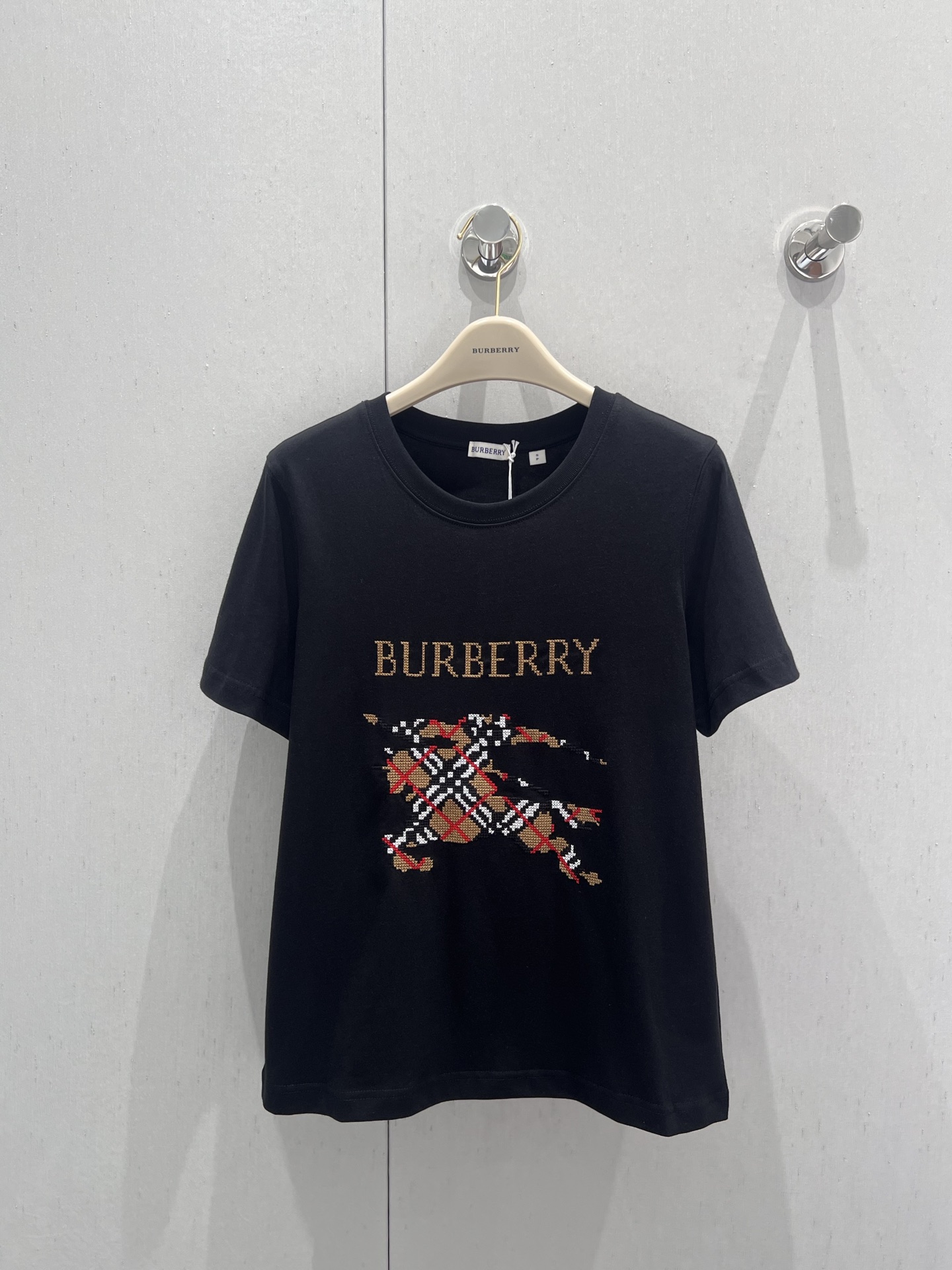 NO:409949,Support replacement Burb*rry 25Ss spring and summer new model Knight war horse embroidered round neck short-sleeved T-shirt | Exclusive yb development!  High-end production!  The unique personality is trendy and cool, and it is really powerless to resist T-shirts!  Who can refuse it?  The classic round neck design is simple and easy to wear!  Super slimming and not picky about body shape. A must-have for trendy people when they go out. The return rate between men and women is 100% customized fabric. It is easy to wear and feel fashionable and versatile. It is a must-have item series~ Who doesn’t have a T-shirt that is easy to wear and pleasing to look at this summer!  Close your eyes and rush!  S/M/L real photos, burberry, T-shirt, tees, t-shirt, alexander wang19860909支持换款 Burb*rry 25Ss春夏新款 骑士战马刺绣圆领短袖T恤丨独家yb开发！高版出品！个性独特又潮又酷对于T恤真的毫无抵抗力！百搭又舒适 谁能拒绝呢！经典的圆领设计简洁好穿！超级显瘦不挑身材 潮人出街必备 男女通穿回头率百分百采用定制面料 轻松穿出街头感时髦百搭必入单品系列～这个夏天谁还没有一件好穿又耐看的T恤呢！都给我闭眼冲！现货发售S/M/L实拍细节图,,burberry,T-shirt,tees，t-shirt,alexander wang,Women's clothing