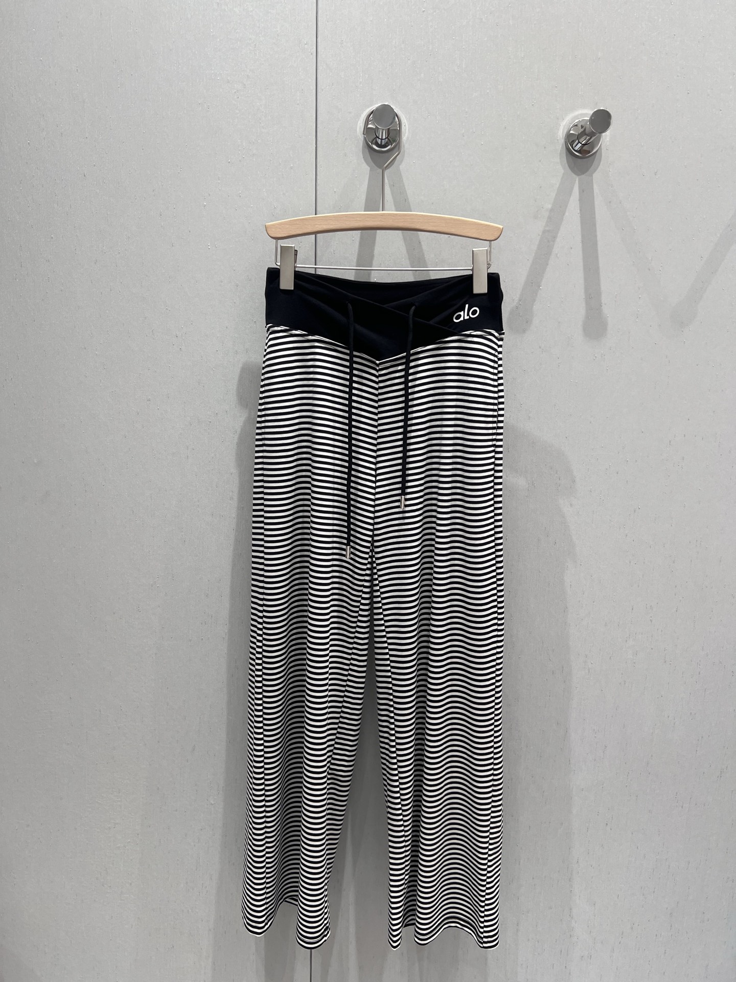 NO:331721,alo 25Ss spring and summer new style, letter waist drawstring striped wide-leg pants | Exclusive high-end production!  American sports yoga design, casual and casual feeling~ It’s very easy to match, it’s super good to take photos, it’s really suitable to wear when shopping!  The whole pants are very three-dimensionally tailored with Nice high waist wide legs straight-leg style. Long legs lengthen visual effect can be ranked first. It can well modify the leg shape to create a comfortable and lazy atmosphere. It is more casual and practical. Tired of solid-color pants in the closet. Let’s take a pair of striped pants that break the routine~ Sisters!  Absolutely not popular!  Get it now!  S/M/L real photos of S/M/L, alexander wang19860909alo 25Ss春夏新款 字母腰头抽绳条纹阔腿裤丨独家高版出品！美式运动瑜伽设计 休闲随性的感觉～特别好搭配 拍照超级出片 出街逛街穿真的很合适！整条裤子立体剪裁很Nice高腰阔腿直筒的版型 长腿拉长视觉效果第一名 可以很好的修饰腿型 打造舒适慵懒的氛围 更加休闲实穿 厌倦了衣橱里的纯色裤子 来一条打破常规的条纹裤吧～姐妹们！绝对不能的爆款！赶快入手吧！现货发售S/M/L实拍细节图,,alexander wang,Women's clothing