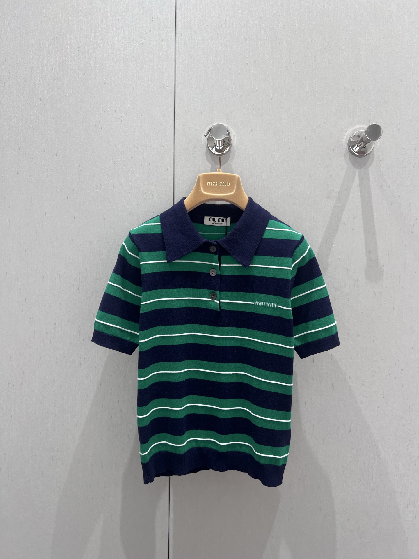 NO:411068,Support replacement Miumi* 25Ss spring and summer new style striped polo knitted short-sleeved top | Exclusive high-end product!  Lapel polo top cut, the upper body presents a casual and lazy style, the whole body is blue, green, white stripes are intertwined, the buttons are half-open in color to increase the outfit’s beautiful and casual sense, the inner wear is brilliant and fashionable, the letter logo on the chest highlights the brand style, fashionable and age-reducing. S/M/L real-life details pictures, miumiu, T-shirt, alexander wang19860909支持换款 Miumi* 25Ss春夏新款 条纹polo针织短袖上衣丨独家高版出品！翻领polo上衣裁剪 上身呈现休闲慵懒的穿搭格调 通体蓝绿白条纹粗细交错 钮扣半开襟色增加穿搭美高休闲感 单穿内搭都出彩时髦 胸前点缀字母徽标 凸显品牌格调 时髦减龄 现货发售S/M/L实拍细节图,,miumiu,T-shirt,alexander wang,Women's clothing