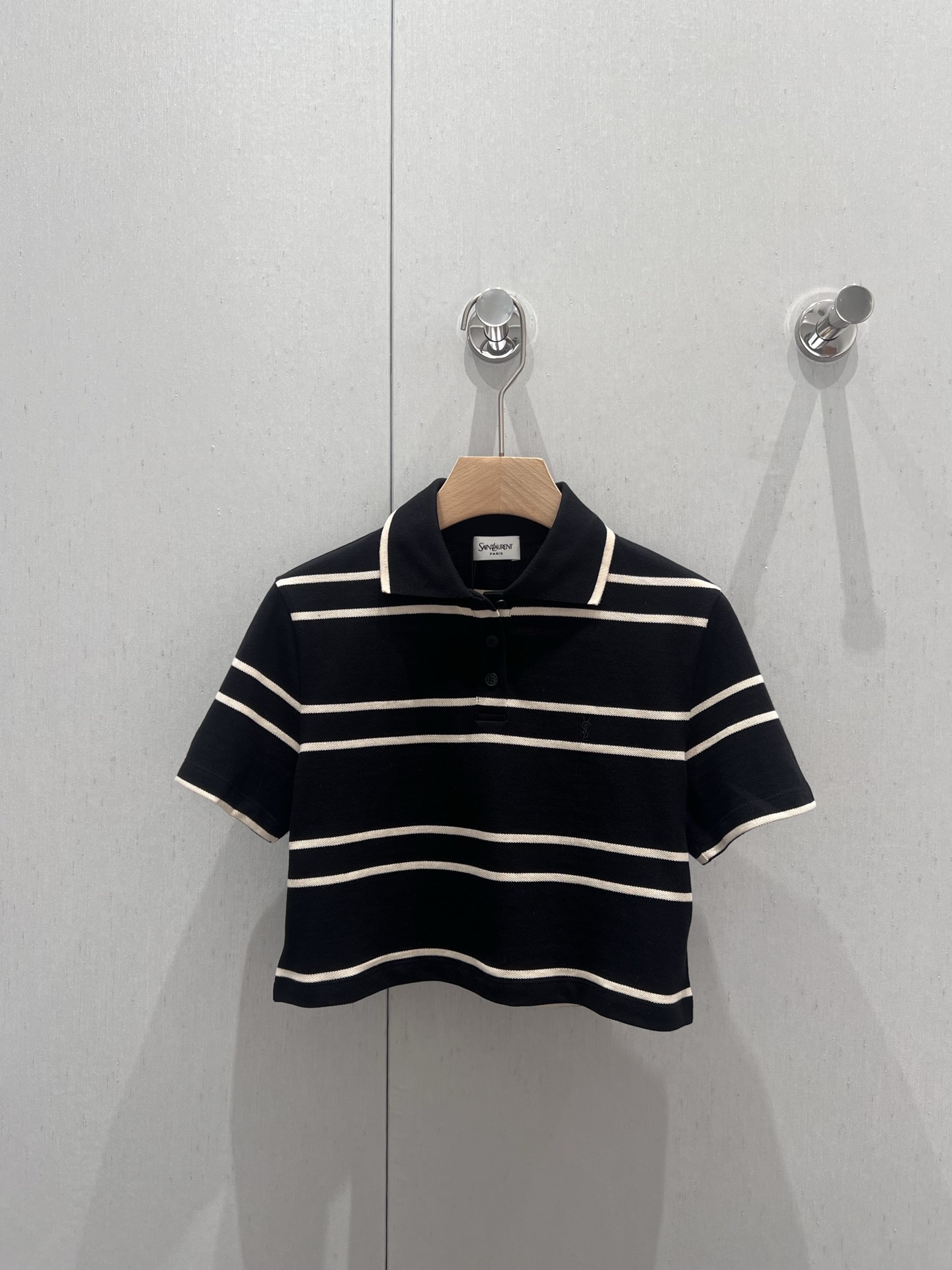 NO:332863,Support replacement Saint Laur*nt 25Ss spring and summer new model, micro-label embroidered striped short polo shirt丨Exclusive yb development!  High-end production!  Polo shirts are spring and summer yyds must exist!  Simple style is really easy to wear!  The proportion of the small short top is highlighted, which makes it look tall and slim~ The basic series is easy to wear, and it is easy to wear when paired casually!  A must-have for little logo lovers, you have to make it for me no matter what. There is no doubt that the hit product!  S/M/L real photos of S/M/L, saint laurent, alexander wang19860909支持换款 Saint Laur*nt 25Ss春夏新款 微标刺绣条纹短款polo衫丨独家yb开发！高版出品！Polo衫就是春夏yyds得存在！简约款真的很好穿！小短款上衣比例感凸显 很显高显瘦~基础系列不挑人的好穿 随意搭配就很显质感！小logo爱好者必备,无论如何都要给我冲 爆款无疑！现货发售S/M/L实拍细节图,,saint laurent,alexander wang,Women's clothing