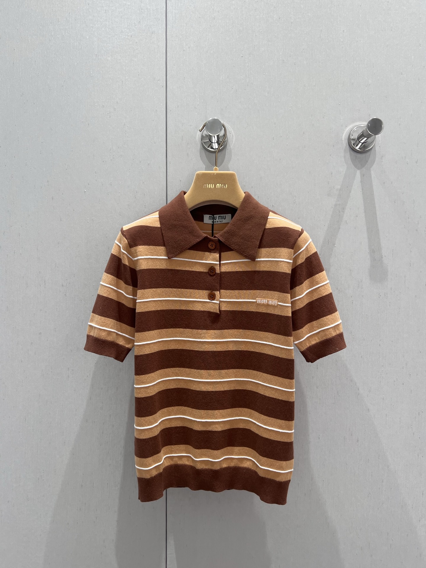 NO:411089,Support replacement Miumi* 25Ss spring and summer new style striped polo knitted short-sleeved top | Exclusive high-end product!  Lapel polo top cut, the upper body presents a casual and lazy style, the whole body is blue, green, white stripes are intertwined, the buttons are half-open in color to increase the outfit’s beautiful and casual sense, the inner wear is brilliant and fashionable, the letter logo on the chest highlights the brand style, fashionable and age-reducing. S/M/L real-life details pictures, miumiu, T-shirt, alexander wang19860909支持换款 Miumi* 25Ss春夏新款 条纹polo针织短袖上衣丨独家高版出品！翻领polo上衣裁剪 上身呈现休闲慵懒的穿搭格调 通体蓝绿白条纹粗细交错 钮扣半开襟色增加穿搭美高休闲感 单穿内搭都出彩时髦 胸前点缀字母徽标 凸显品牌格调 时髦减龄 现货发售S/M/L实拍细节图,,miumiu,T-shirt,alexander wang,Women's clothing