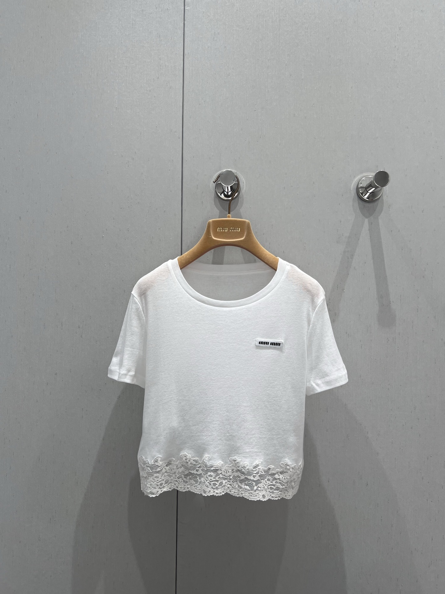 NO:333742,Support replacement Miumi* 25Ss spring and summer new model, micro-label lace edge splicing round neck short short sleeve T-shirt | Exclusive yb development!  High-end production!  Custom fabric, soft, delicate, huge and comfortable, classic brand logo patch embellishment, inner layer or single wear, S/M/L real shot details, miumiu, T-shirt,tees, t-shirt,alexander wang19860909支持换款 Miumi* 25Ss春夏新款 微标蕾丝边拼接圆领短款短袖T恤丨独家yb开发！高版出品！定制面料,柔软细腻巨巨巨舒服,经典品牌logo贴布点缀,内搭叠穿或单穿都可以,现货发售S/M/Ｌ实拍细节图,,miumiu,T-shirt,tees，t-shirt,alexander wang,Women's clothing